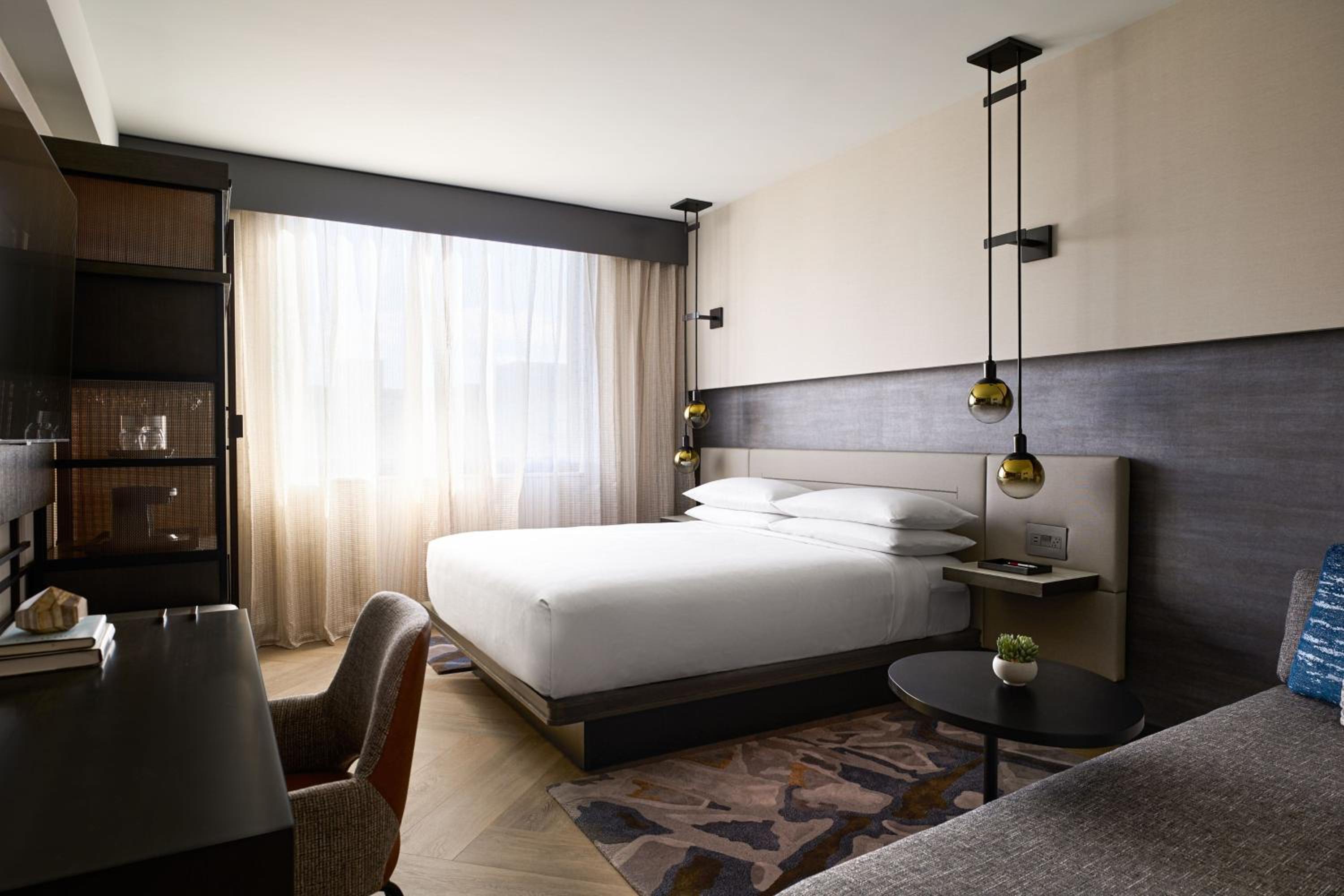 Corner King Room - Photo 2