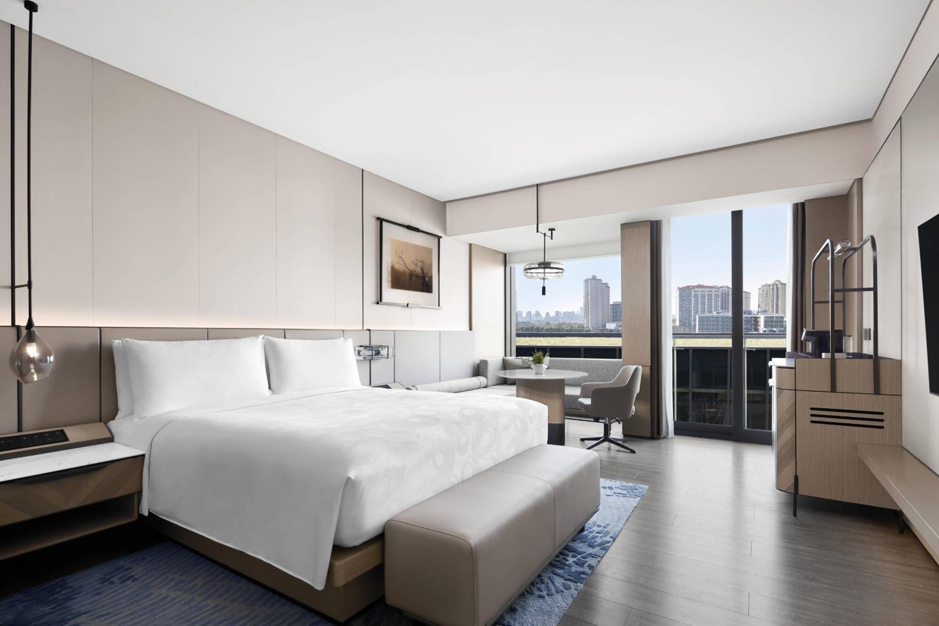 Guest Room with 1 King, Garden view Balcony