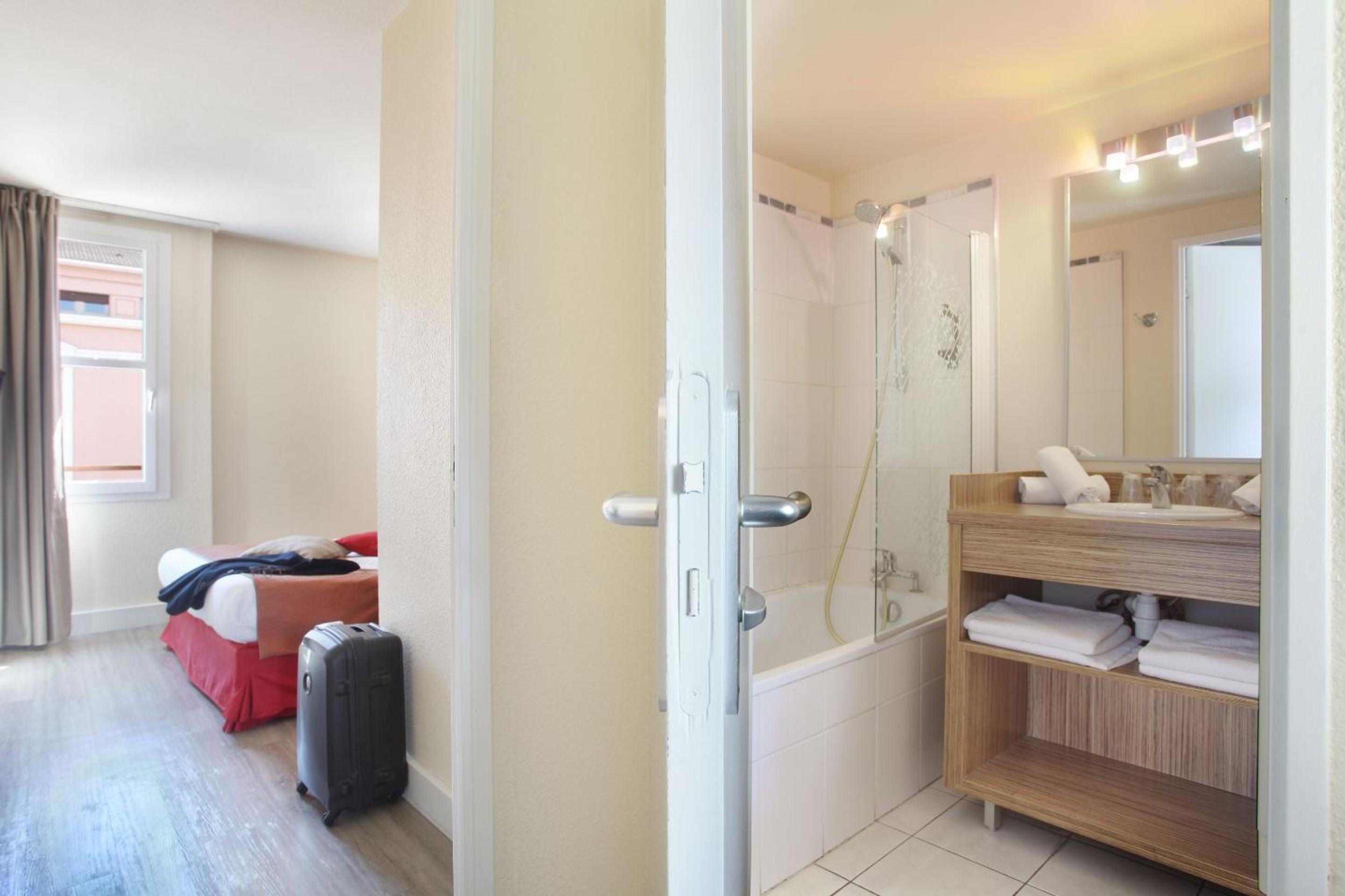 One-Bedroom Apartment (4 Adults) photo 3
