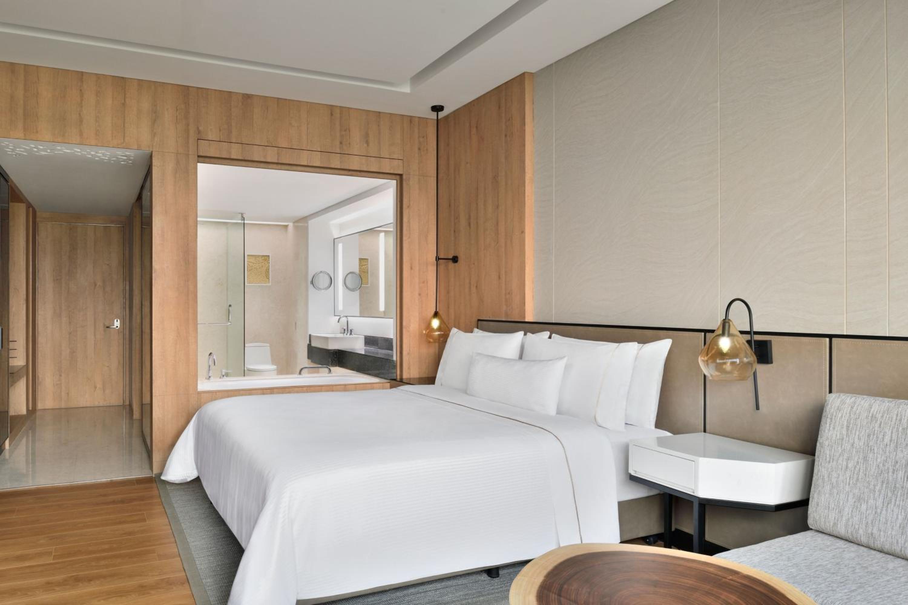 Larger Guest Room, 1 King- Lake view - Photo 3