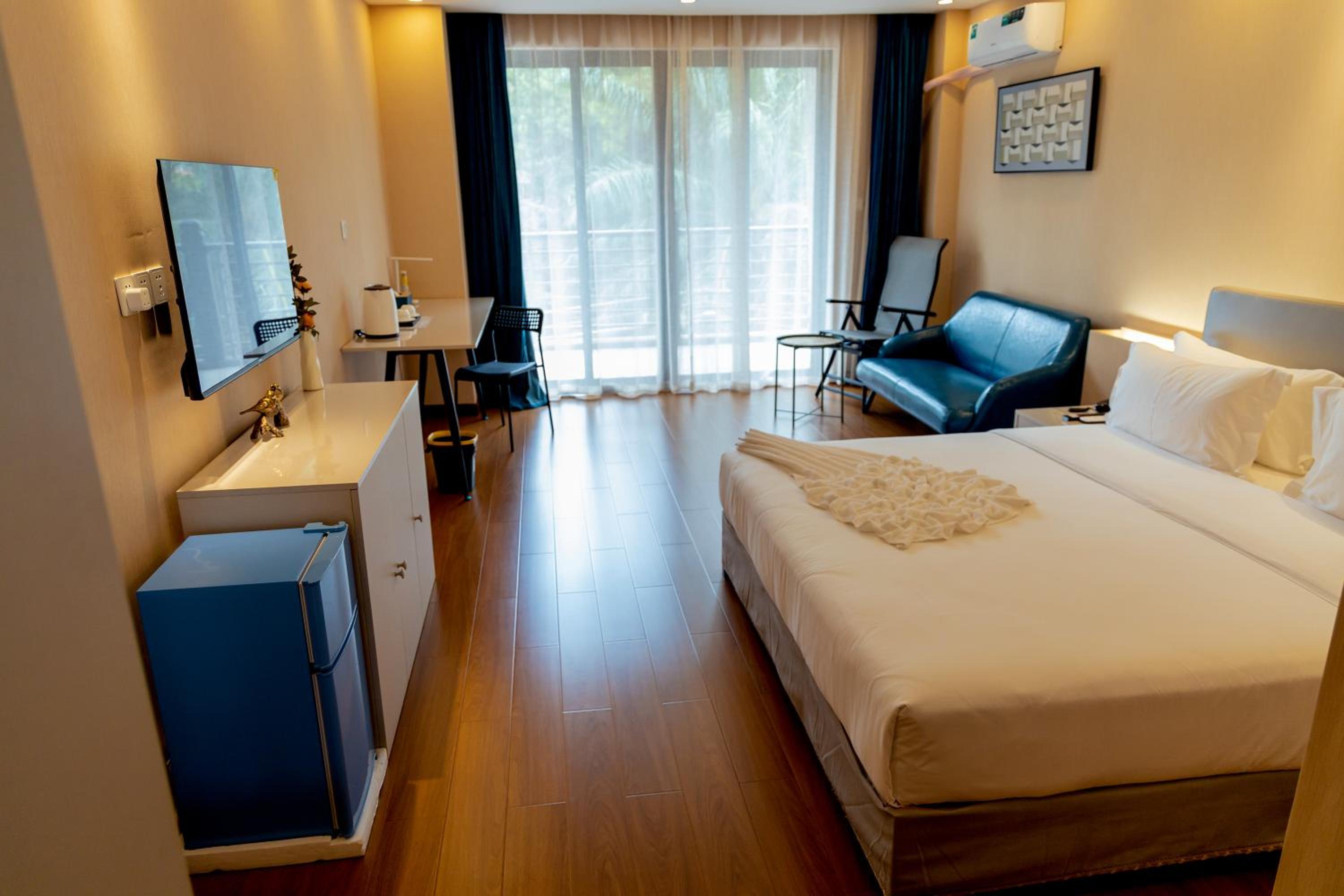 Deluxe King Room - Photo 2