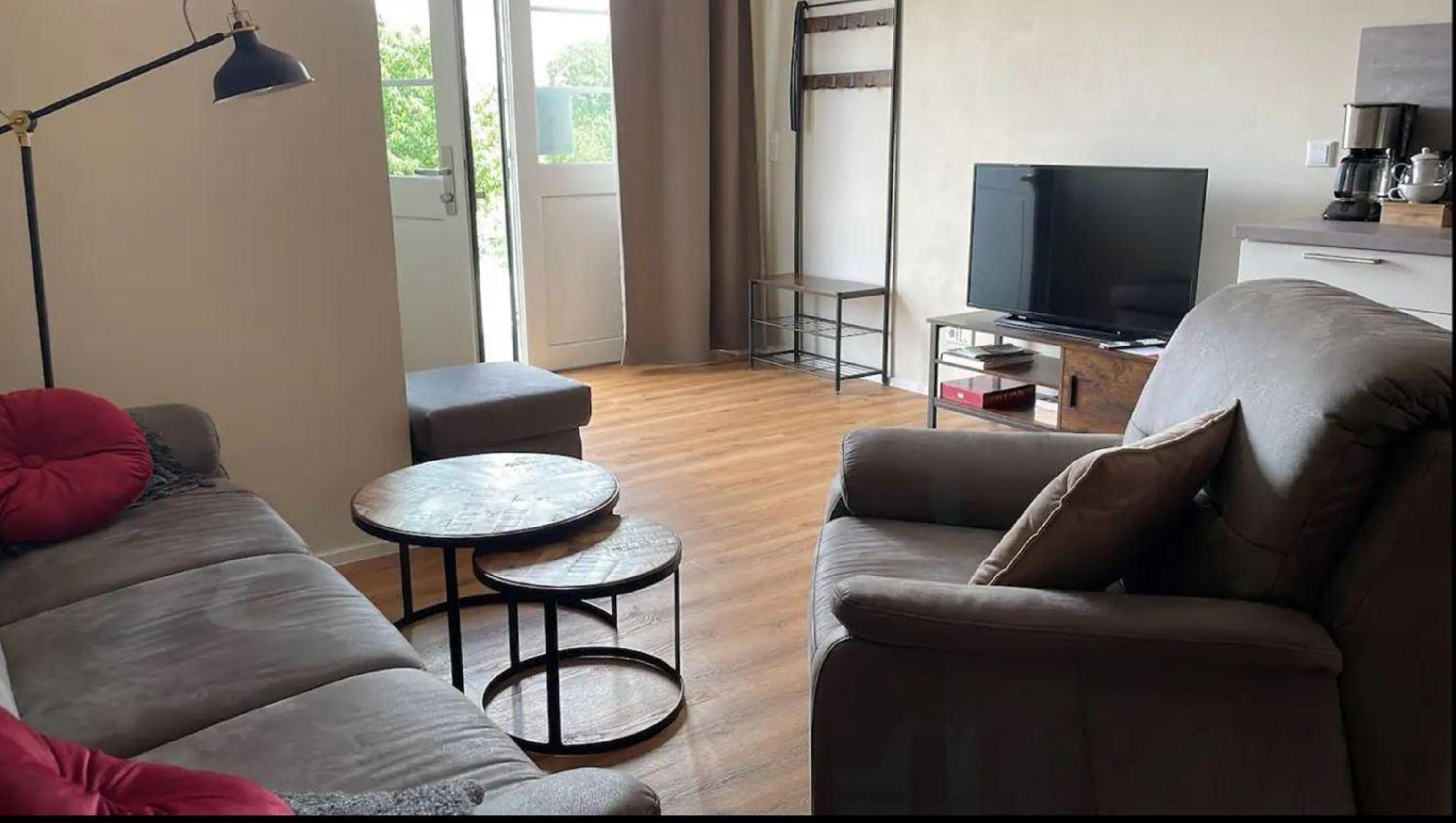 One-Bedroom Apartment photo 1