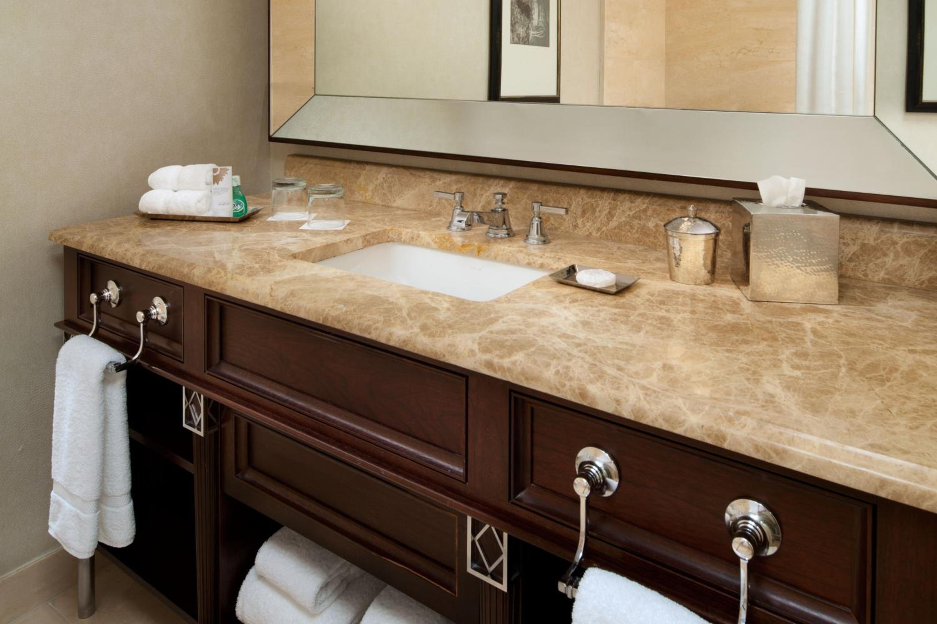 Deluxe, Guest room, 1 King - Photo 6