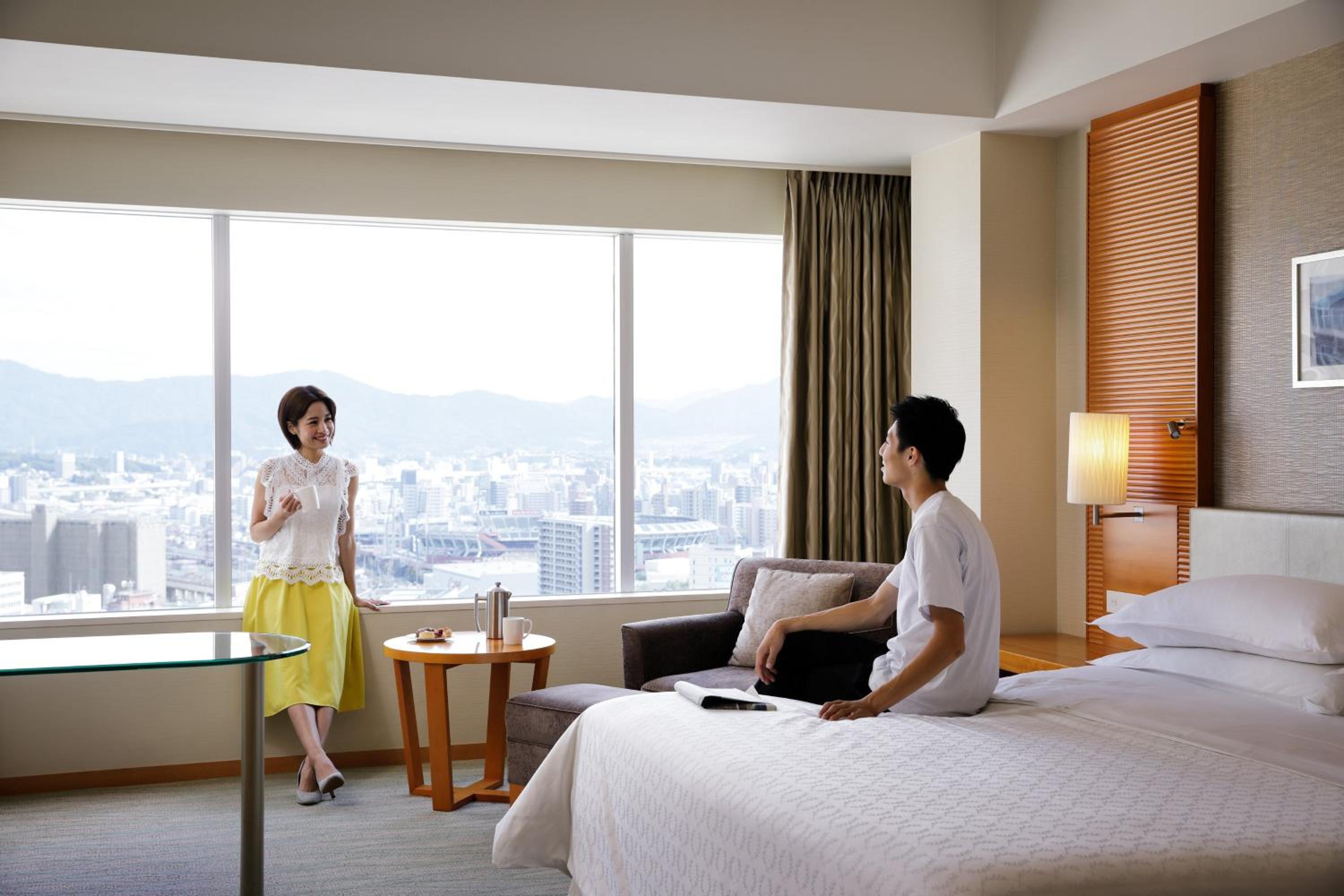 Deluxe King Room, 1 KING, City View - Photo 4