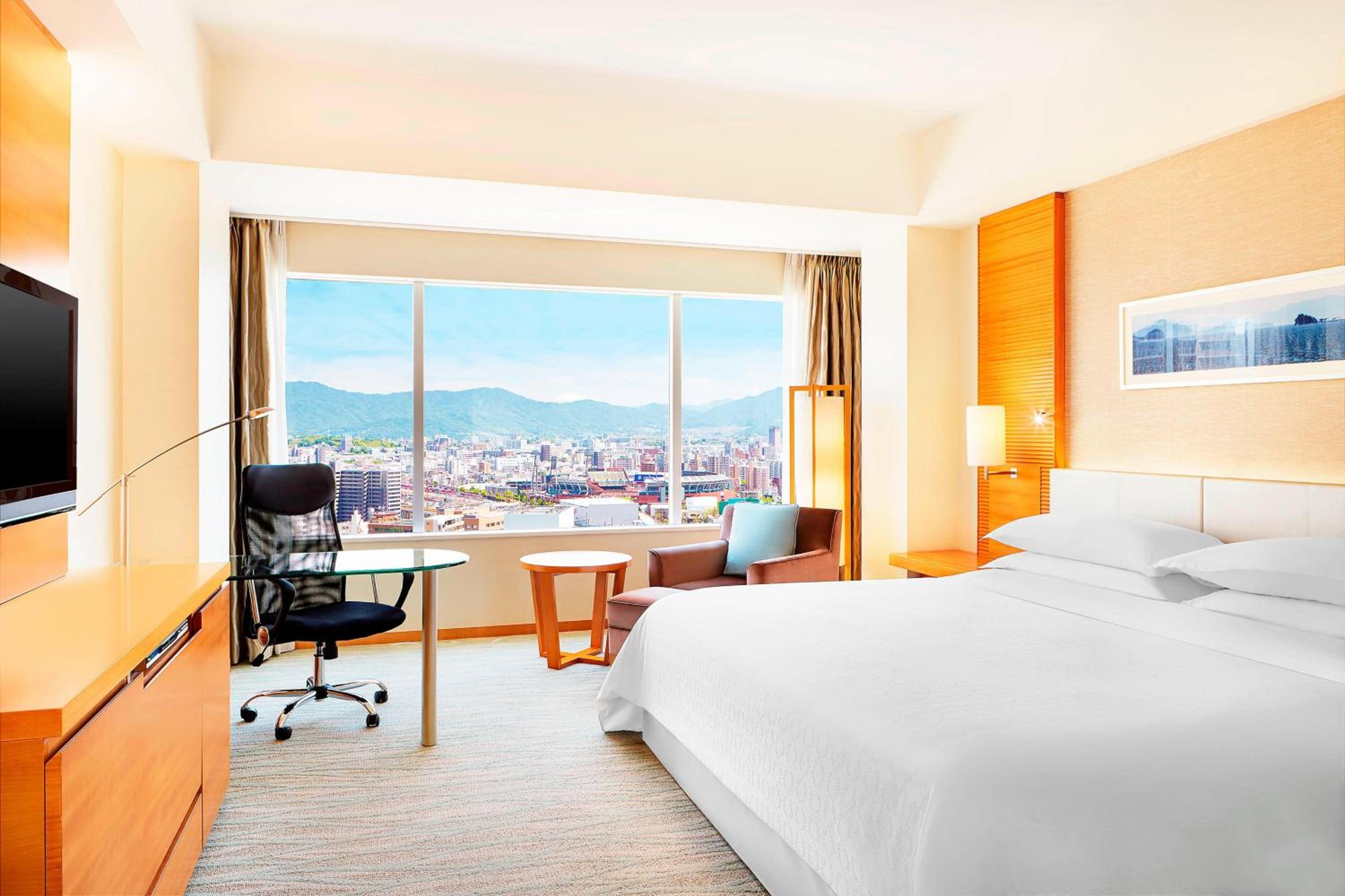 Deluxe King Room, 1 KING, City View - Photo 5