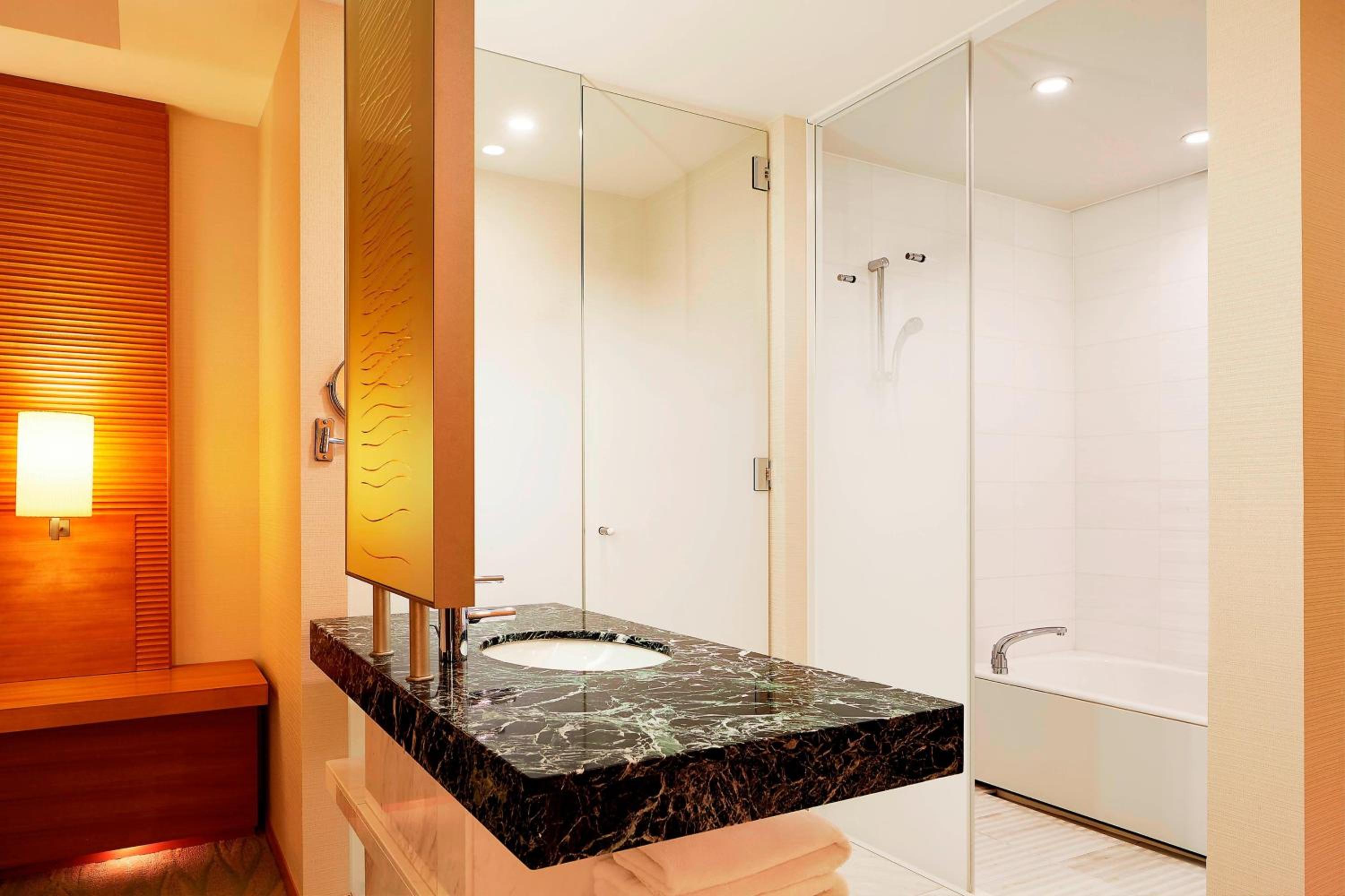 Deluxe King Room, 1 KING, City View - Photo 3