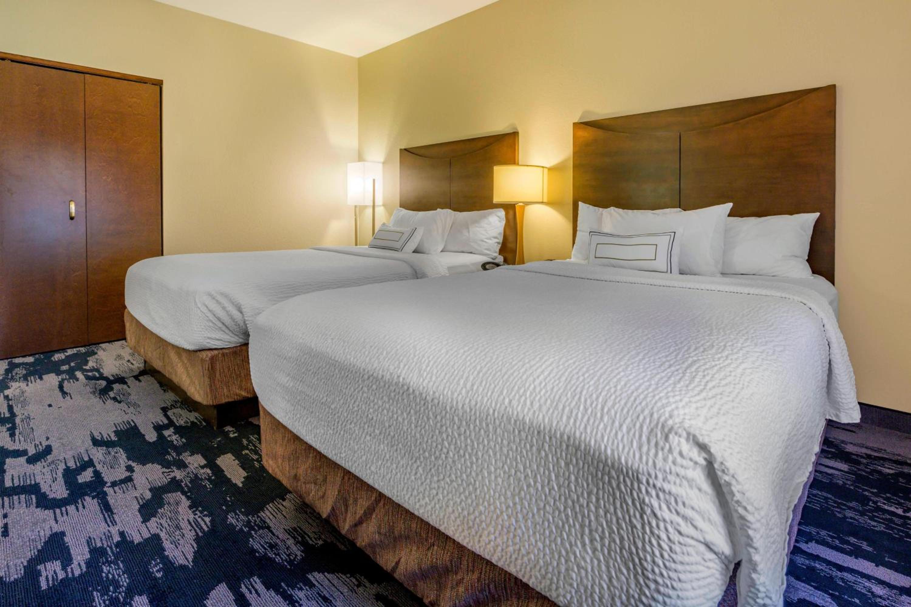 Queen Room with Two Queen Beds - Photo 2