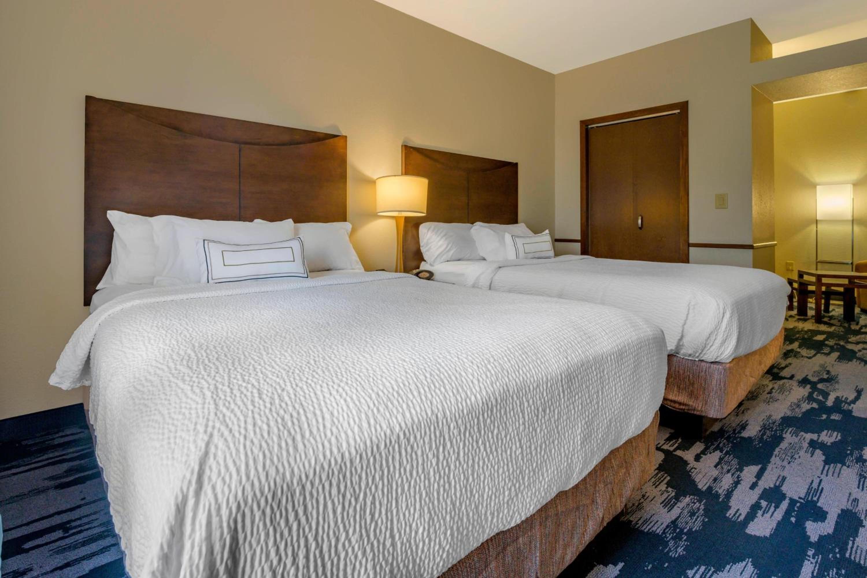 One-Bedroom Queen Suite with Two Queen Beds and Sofa Bed - Photo 2