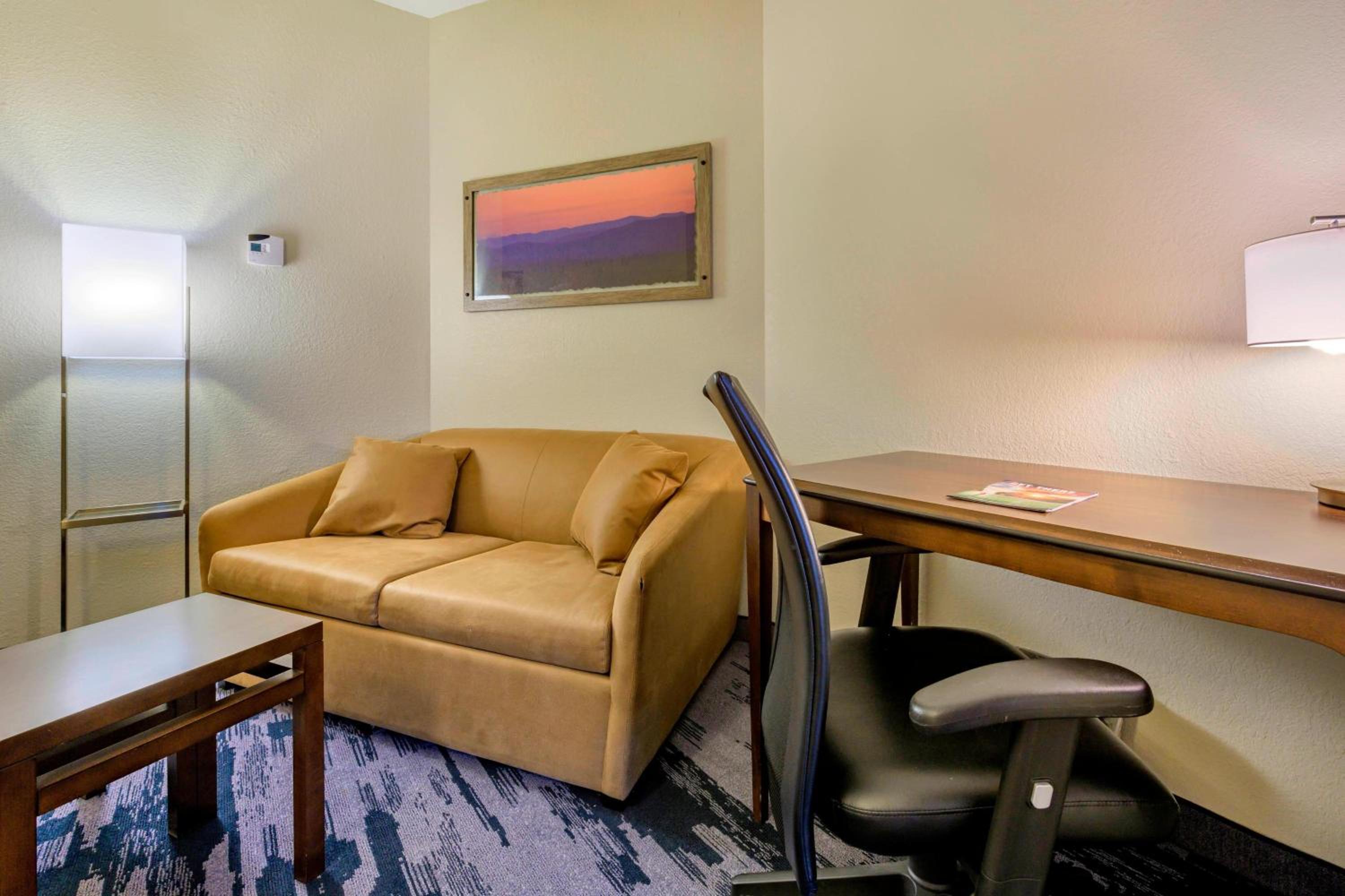 One-Bedroom Queen Suite with Two Queen Beds and Sofa Bed - Photo 3