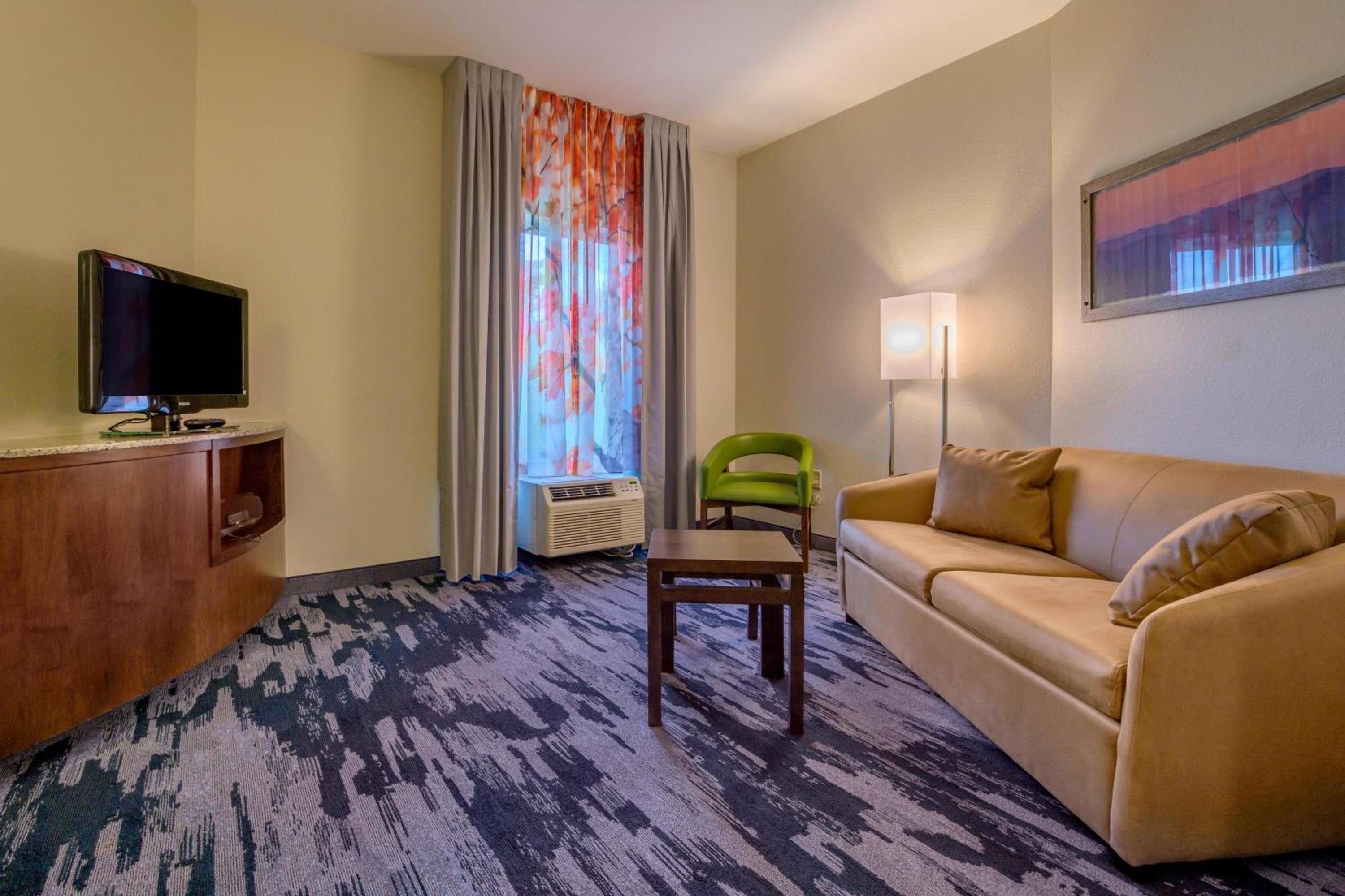 One-Bedroom Studio with King Bed and Sofa Bed - Photo 1
