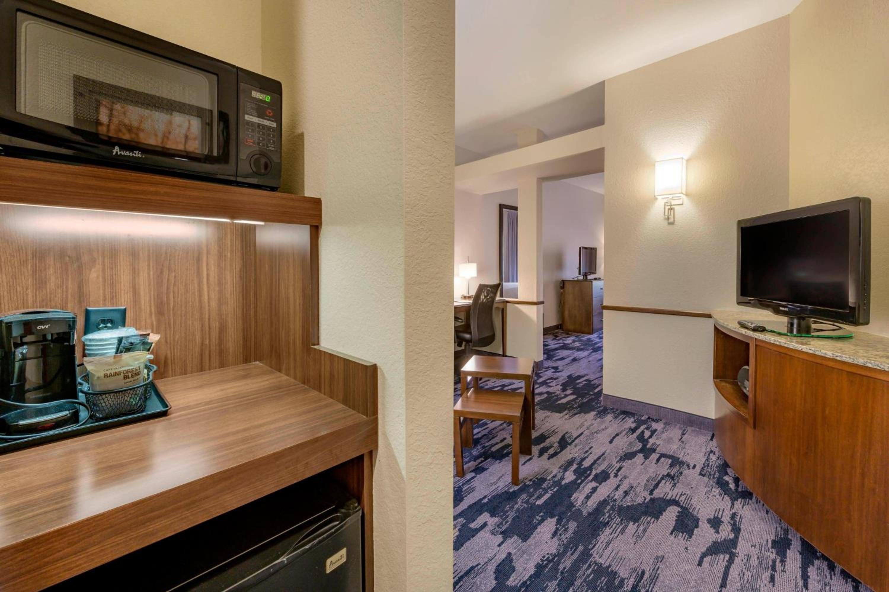 One-Bedroom Queen Suite with Two Queen Beds and Sofa Bed - Photo 4