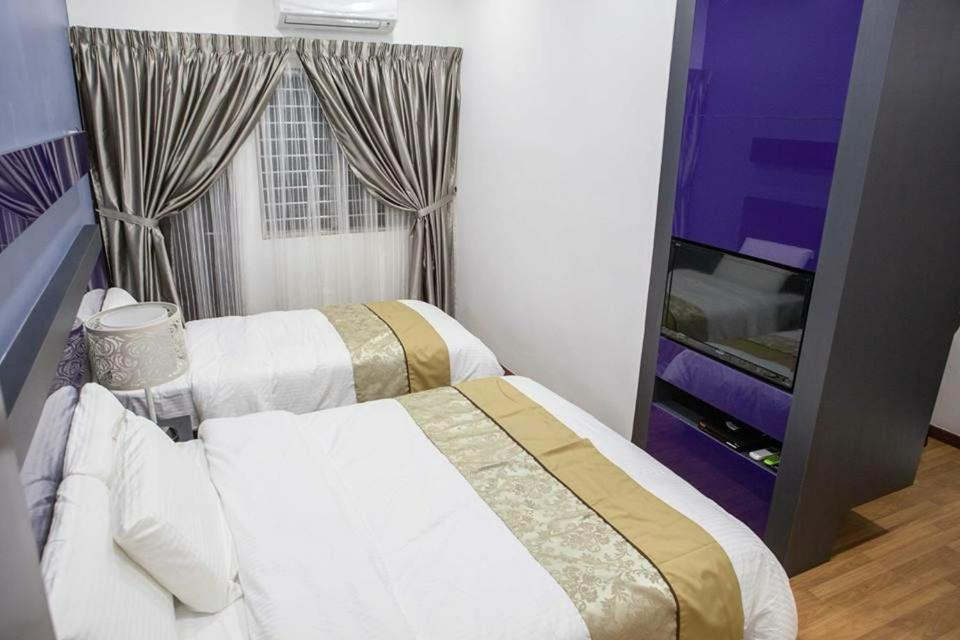 Six-Bedroom House photo 3