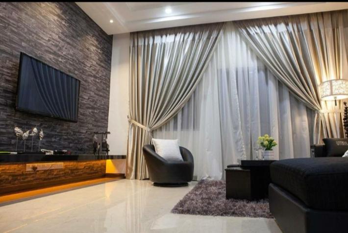Six-Bedroom House photo 2