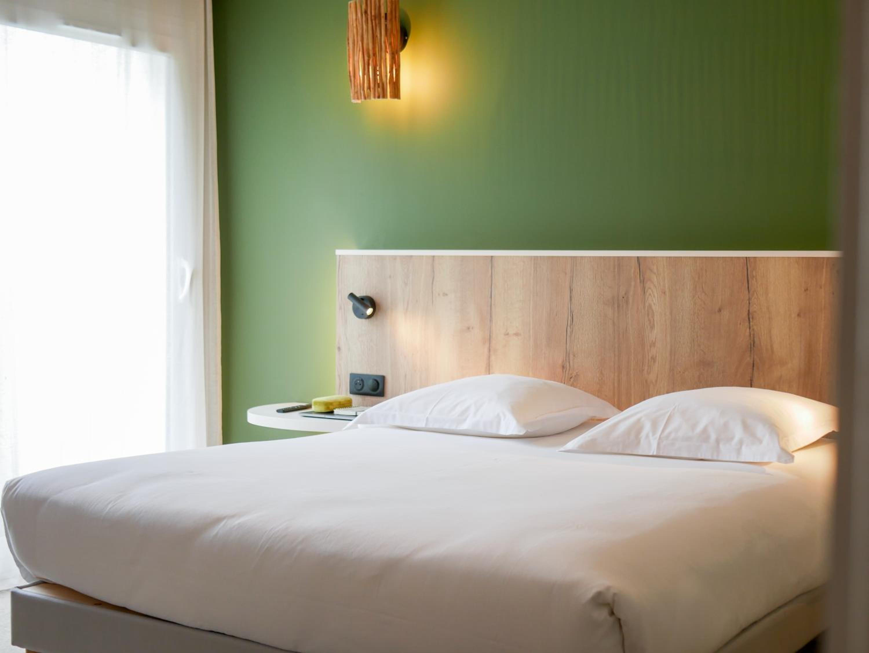 Three-Bedroom Queen Suite with Two Single Beds - Photo 5