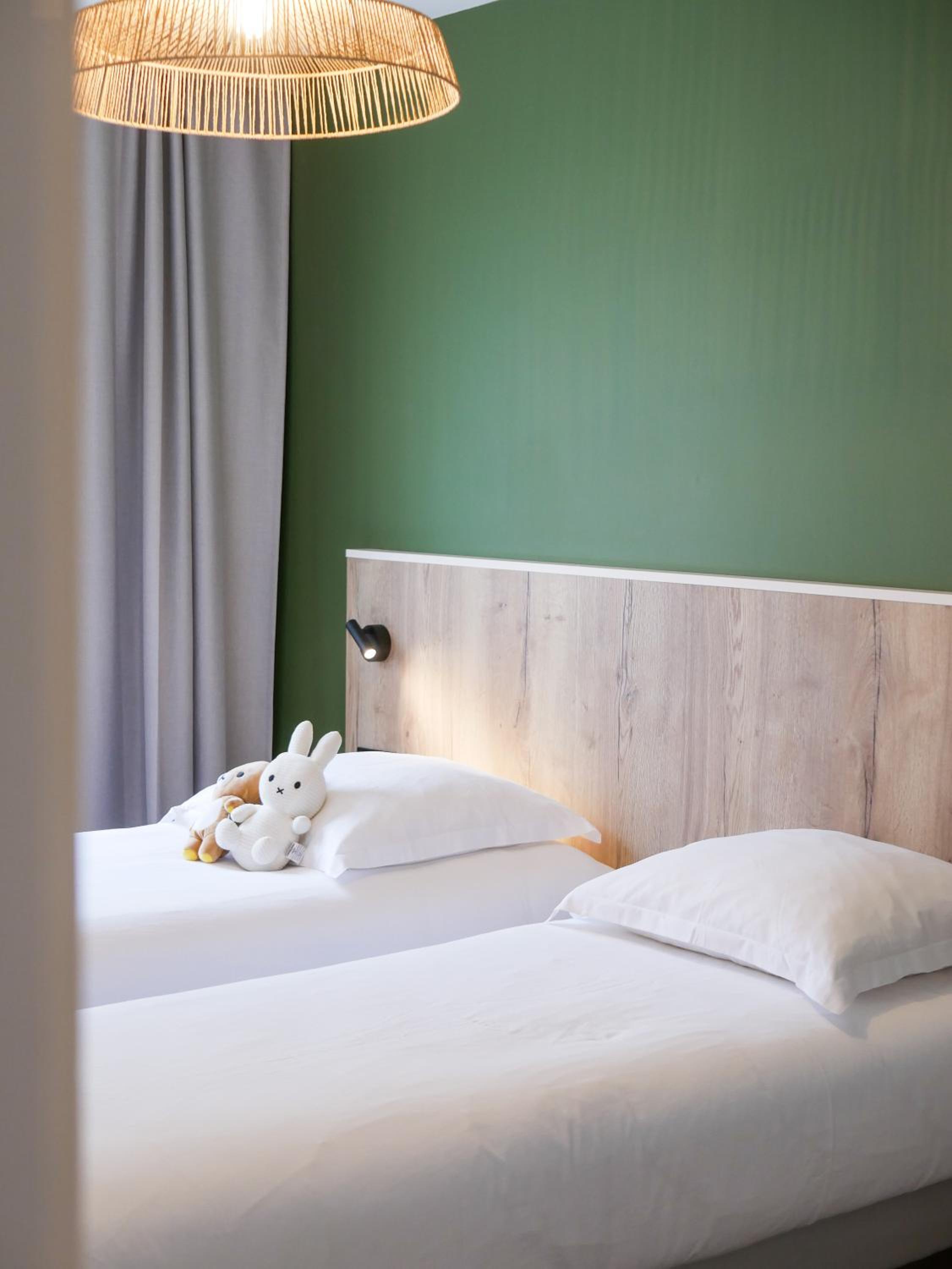 Three-Bedroom Queen Suite with Two Single Beds - Photo 1