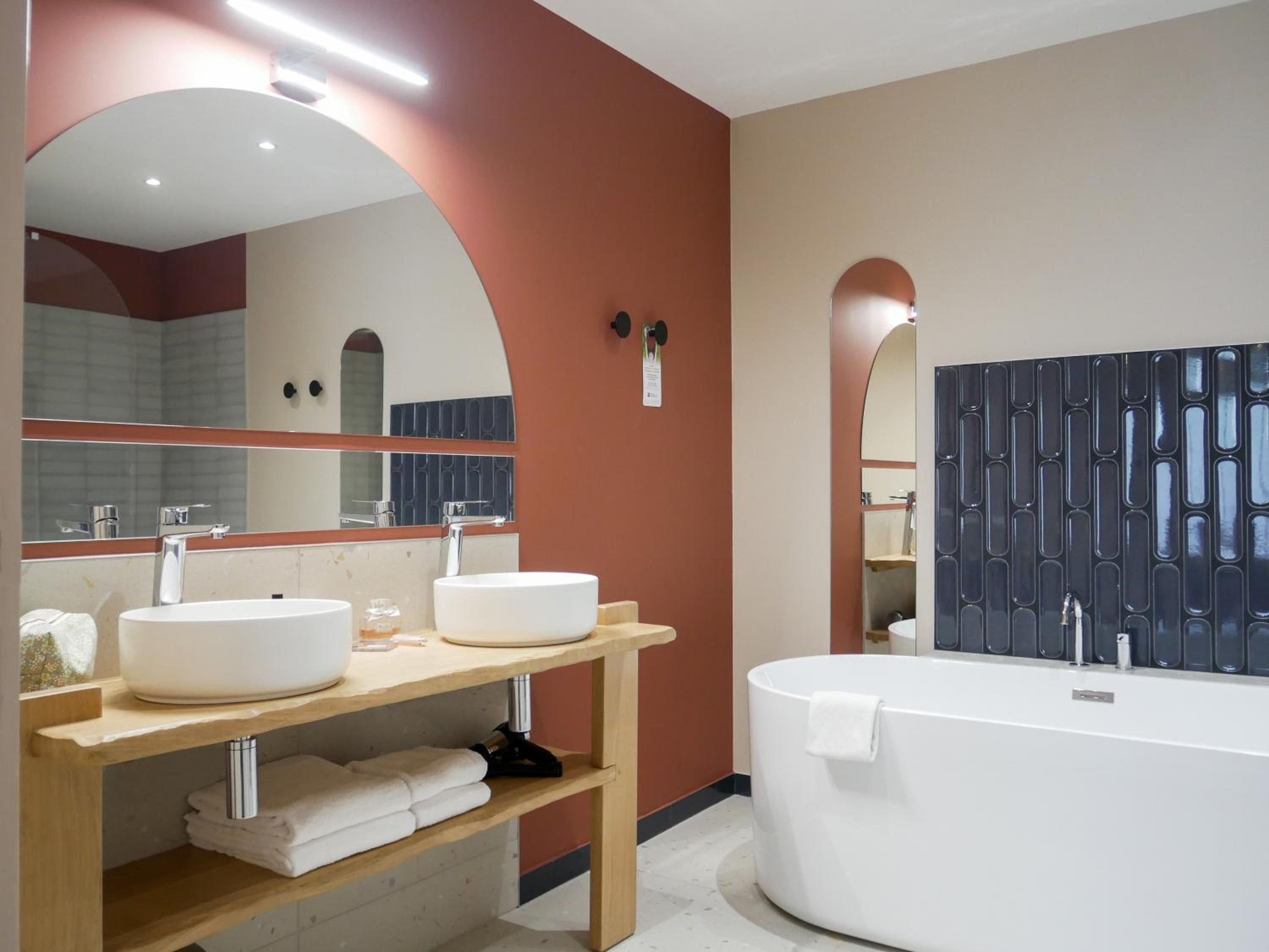 Three-Bedroom Queen Suite with Two Single Beds - Photo 3