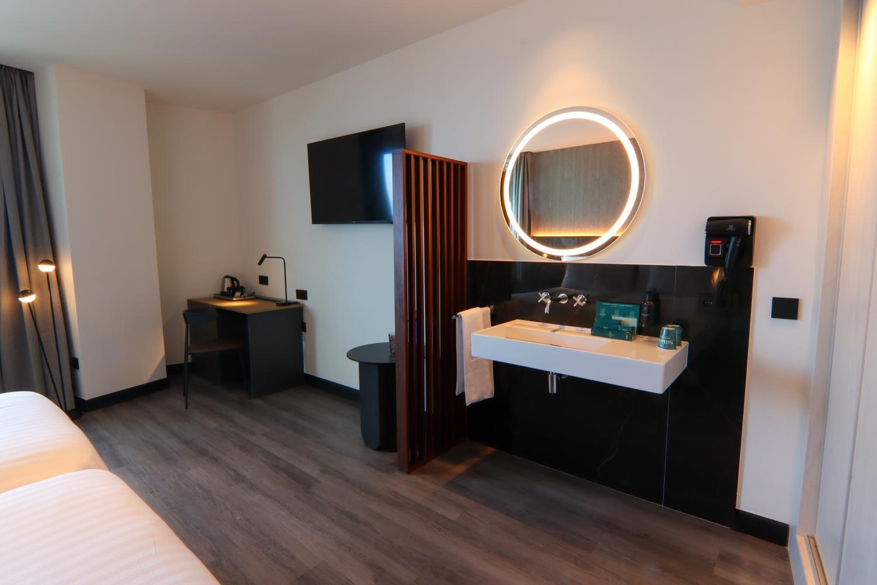 Deluxe Room with Sea View - Photo 2
