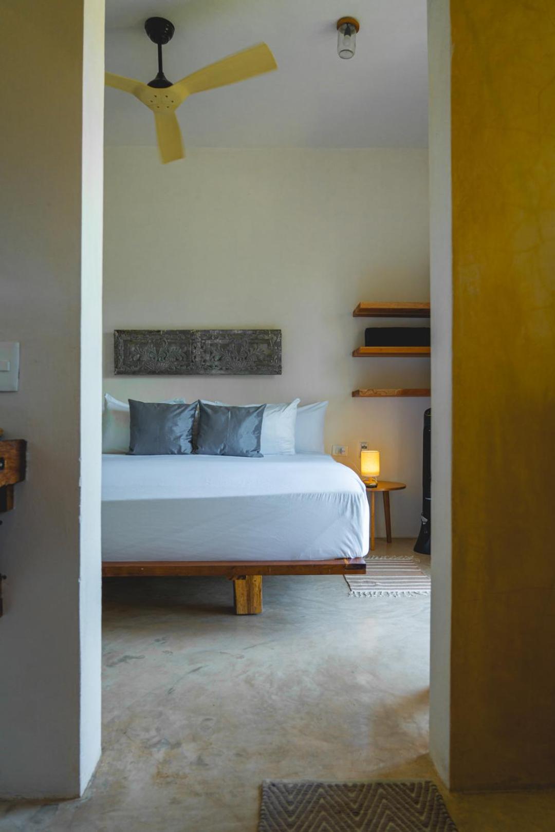 Double Room with Balcony - Photo 16