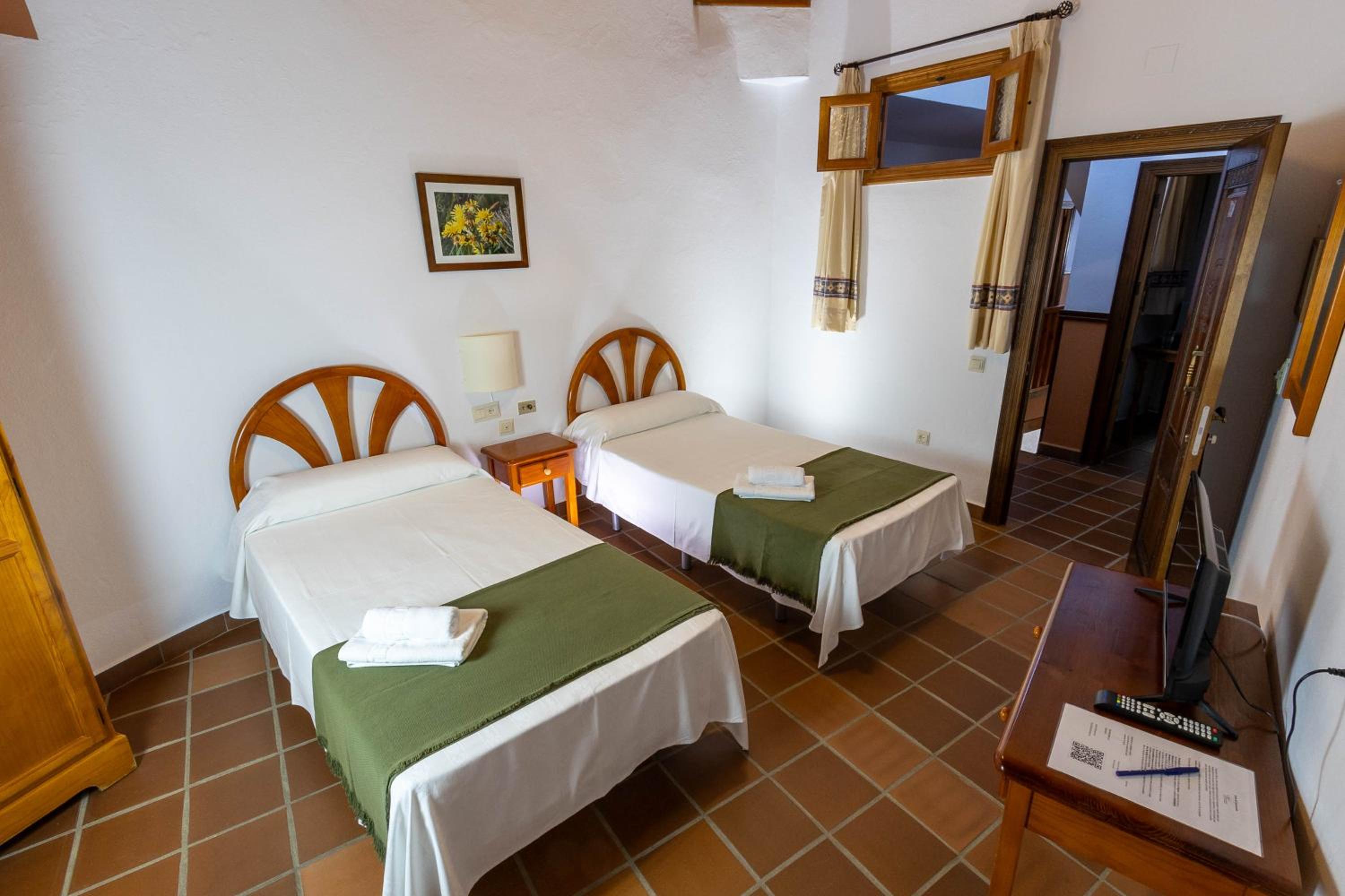 Economy Twin Room - Photo 1
