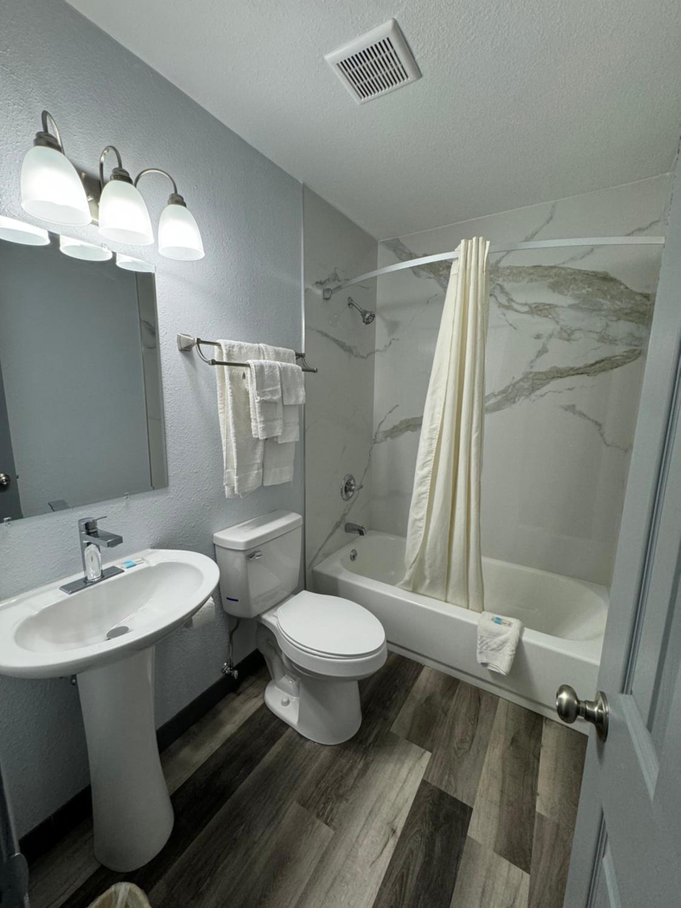 Queen Room - Photo 2