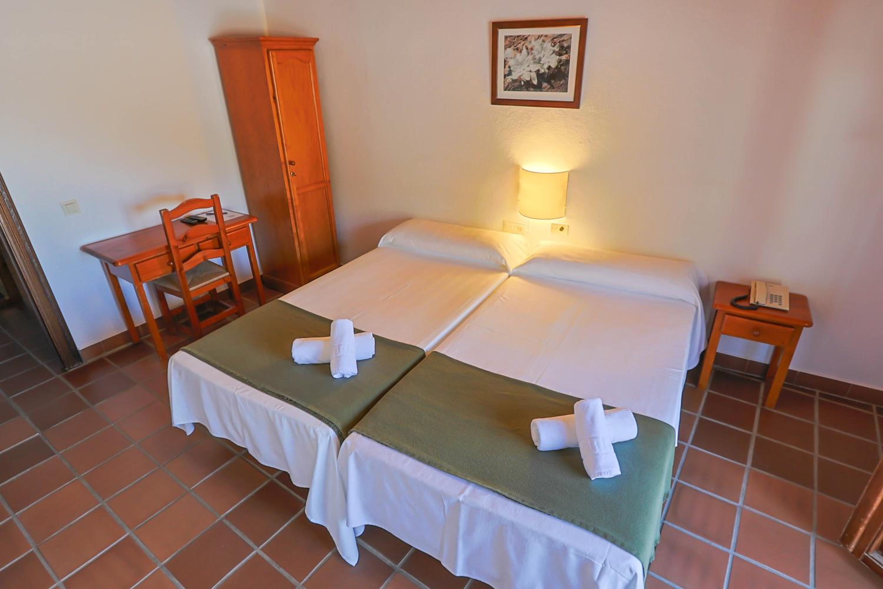 Twin Room with Balcony - Photo 7