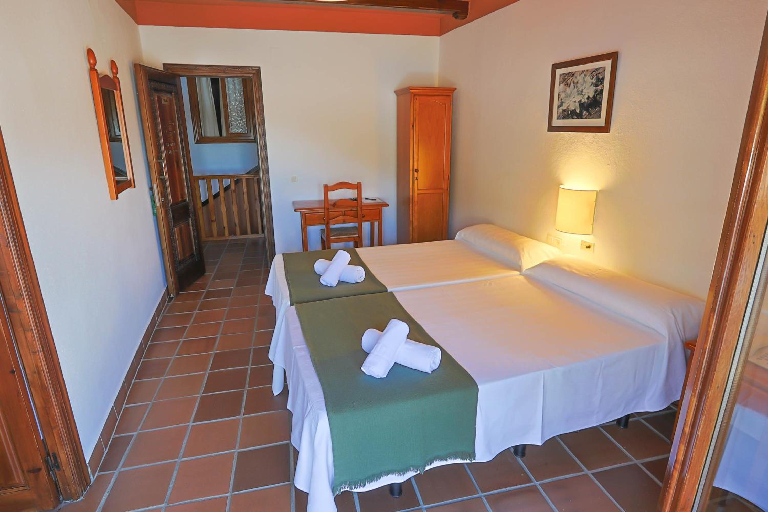 Twin Room with Balcony - Photo 4