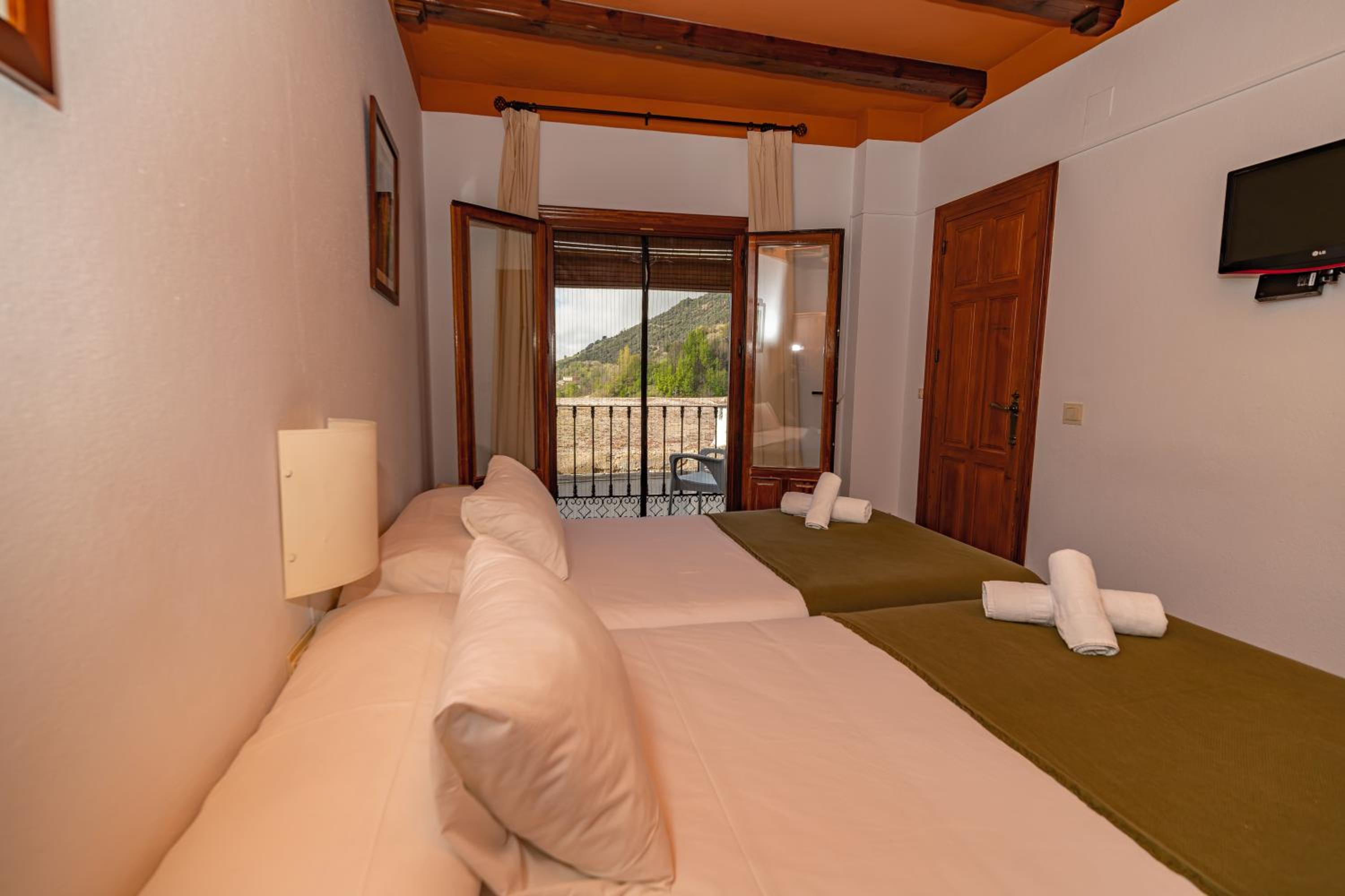 Twin Room with Balcony - Photo 6