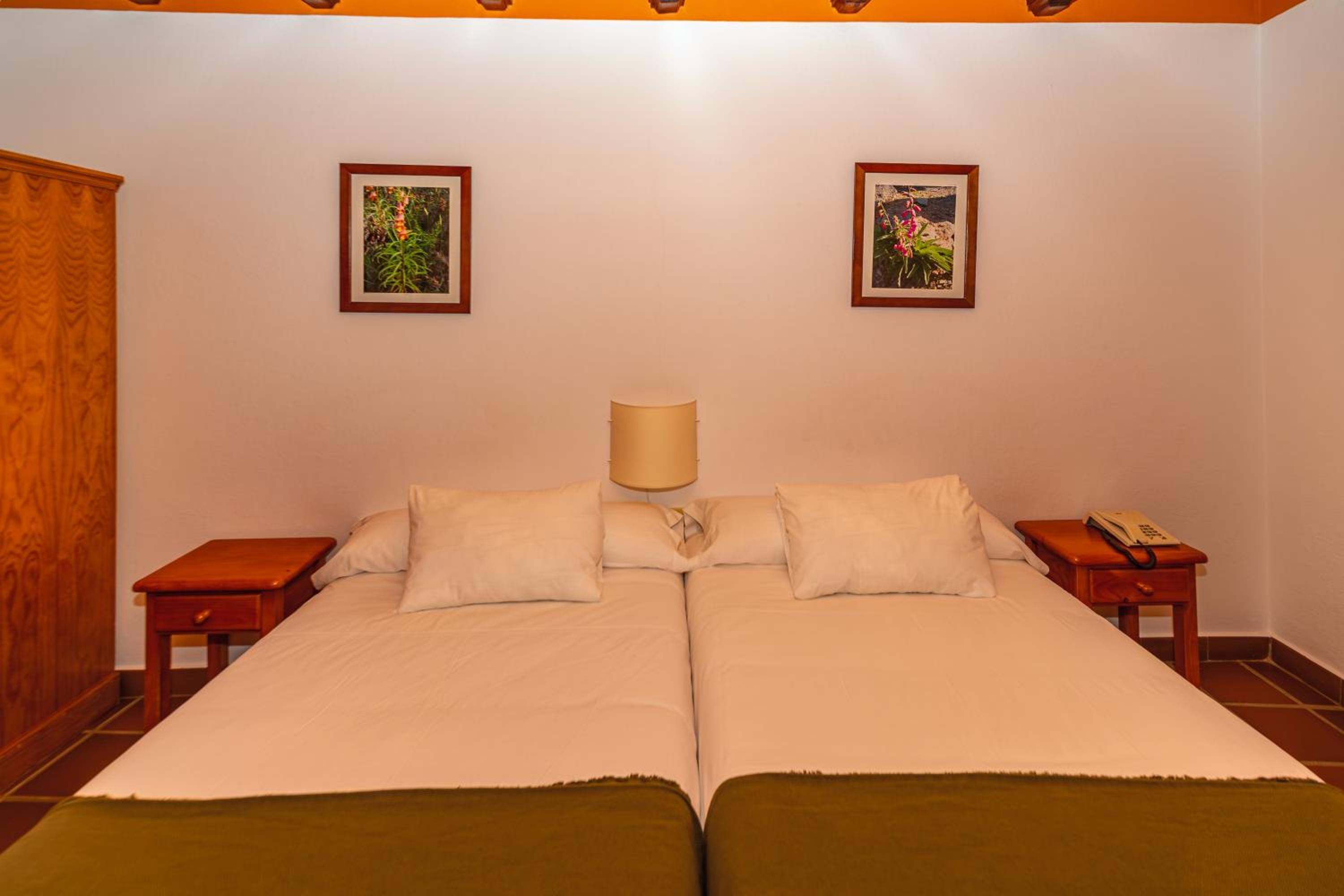 Twin Room with Balcony - Photo 5