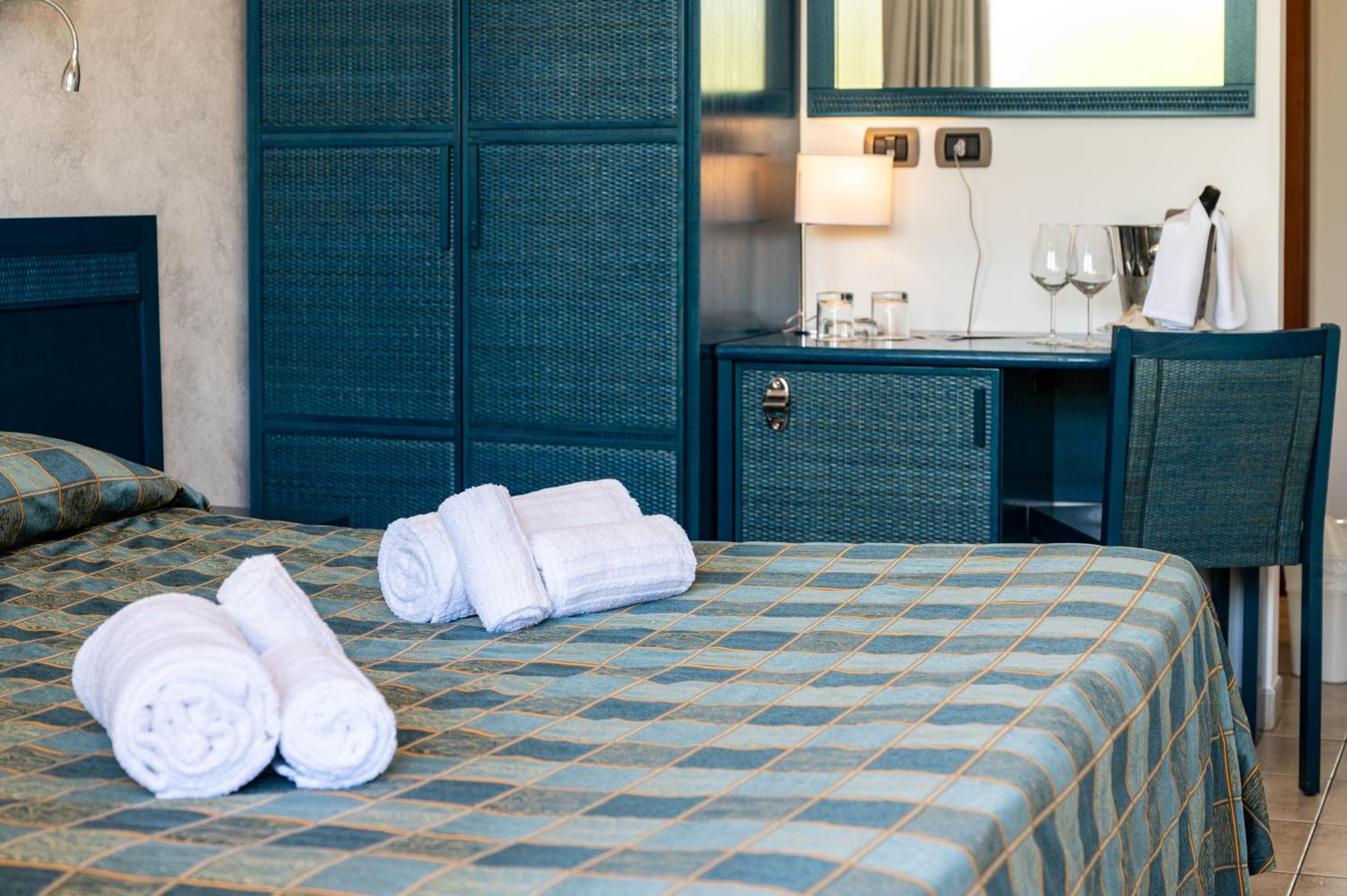 Basic Double or Twin Room - Photo 3