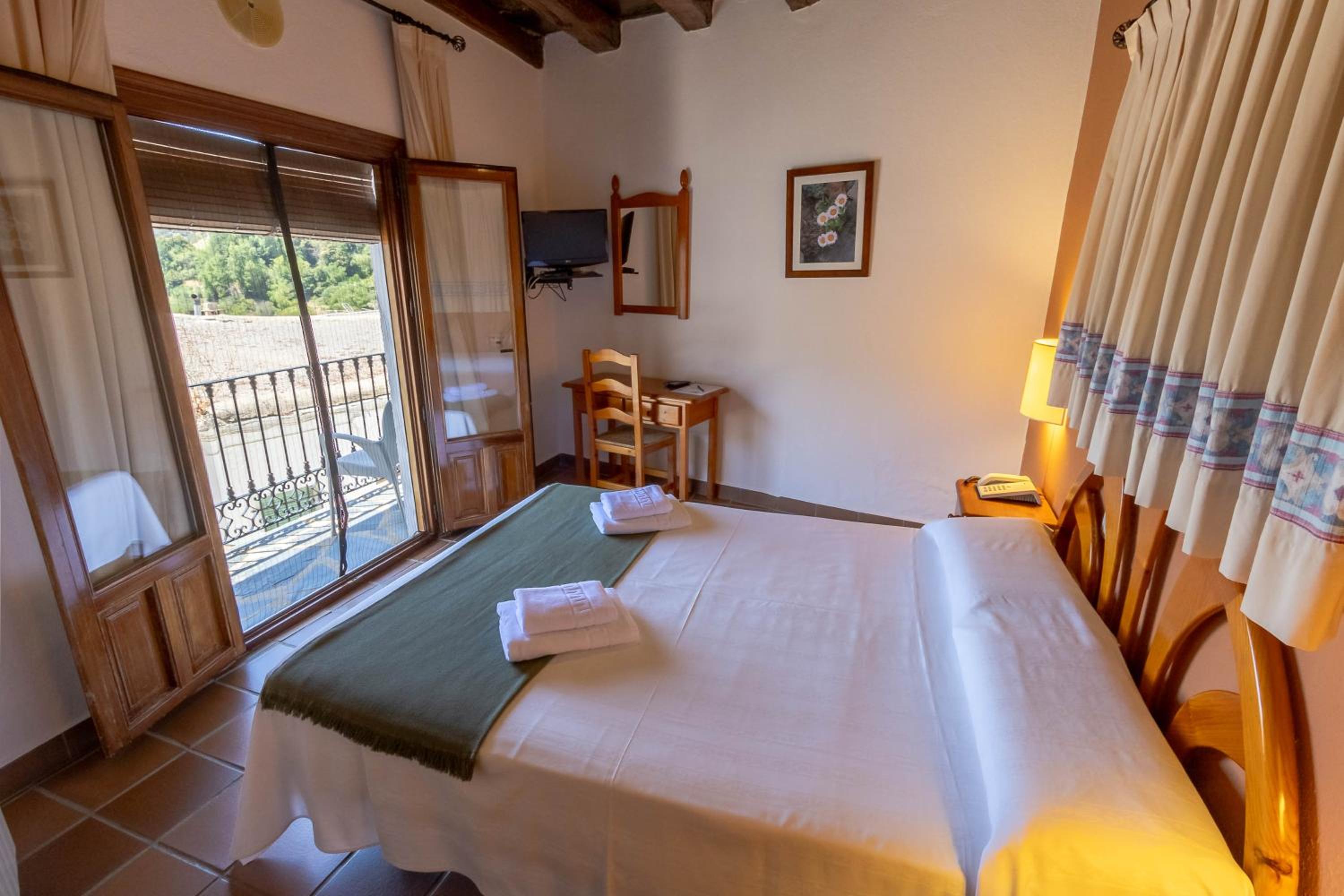Double room with balcony and mountain view - Photo 8