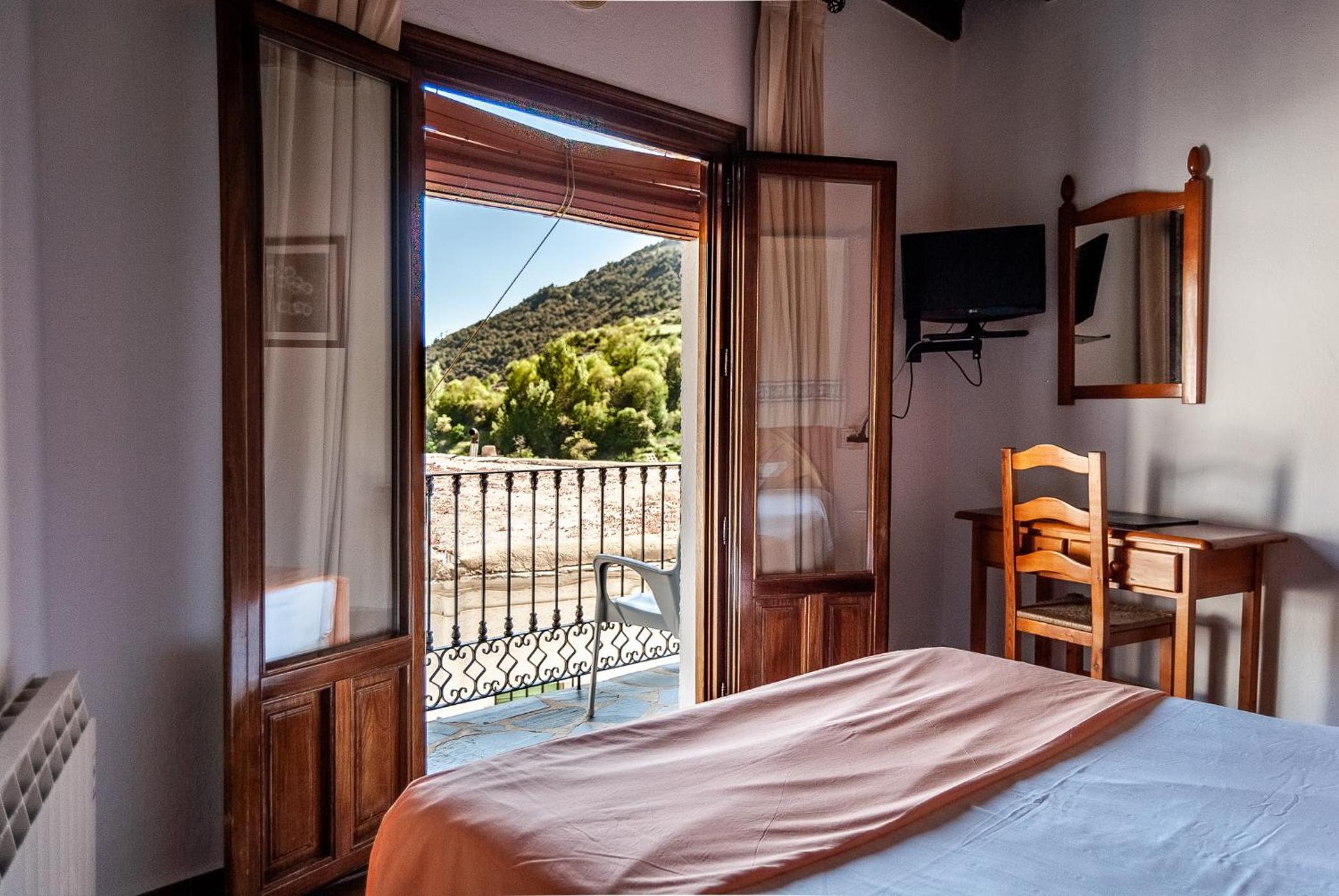 Double room with balcony and mountain view - Photo 5