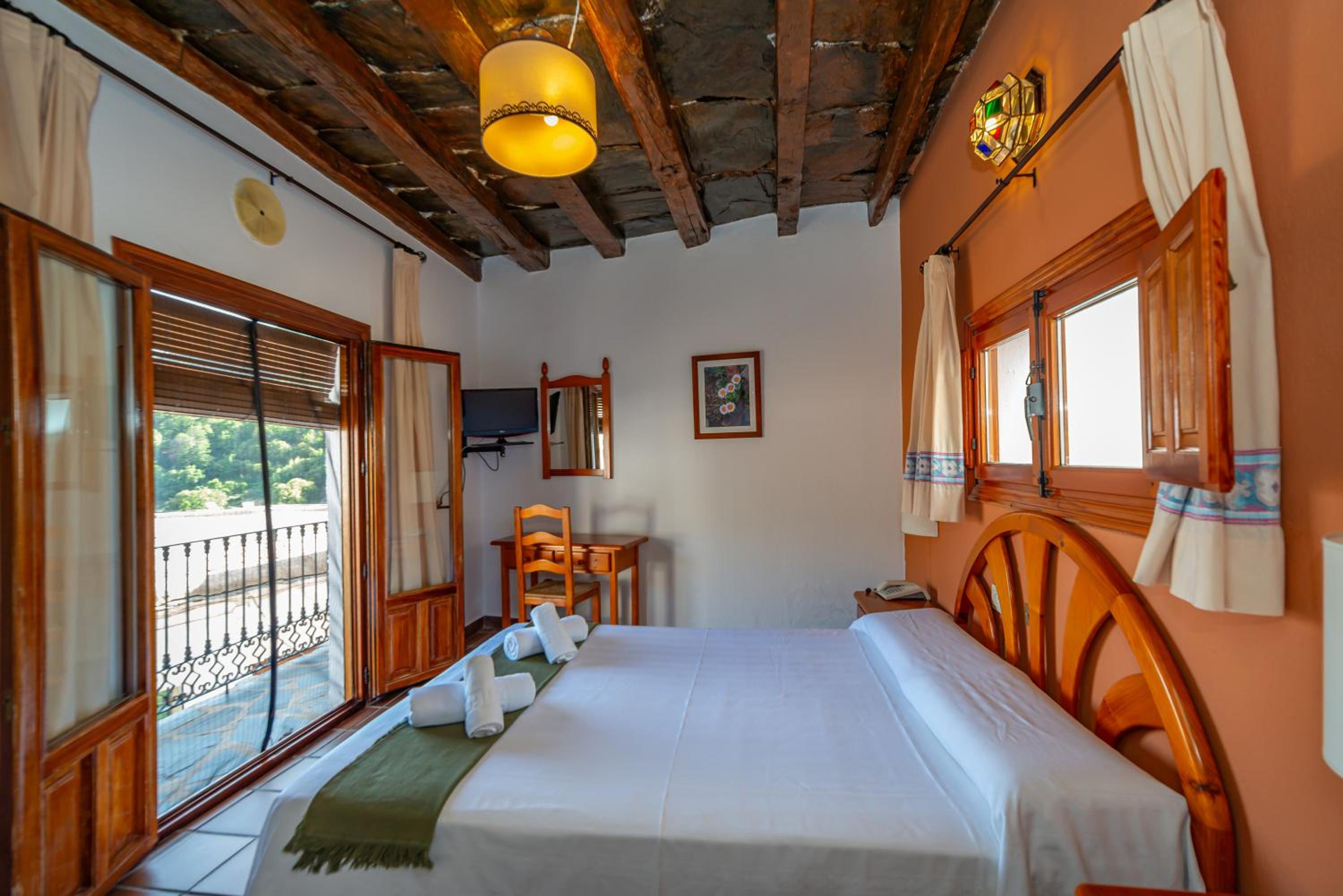Double room with balcony and mountain view - Photo 1