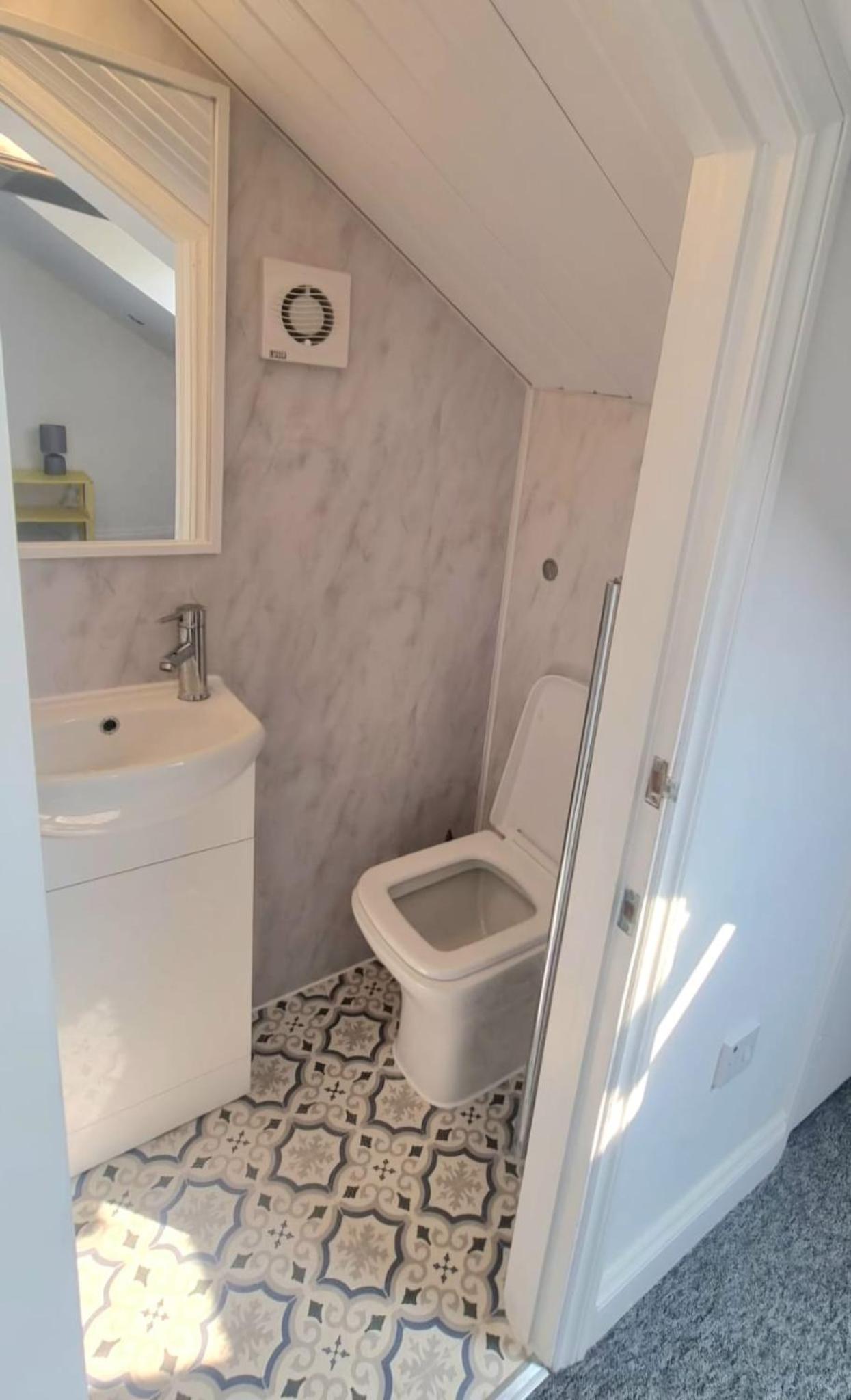 Twin Room with Private Bathroom photo 2