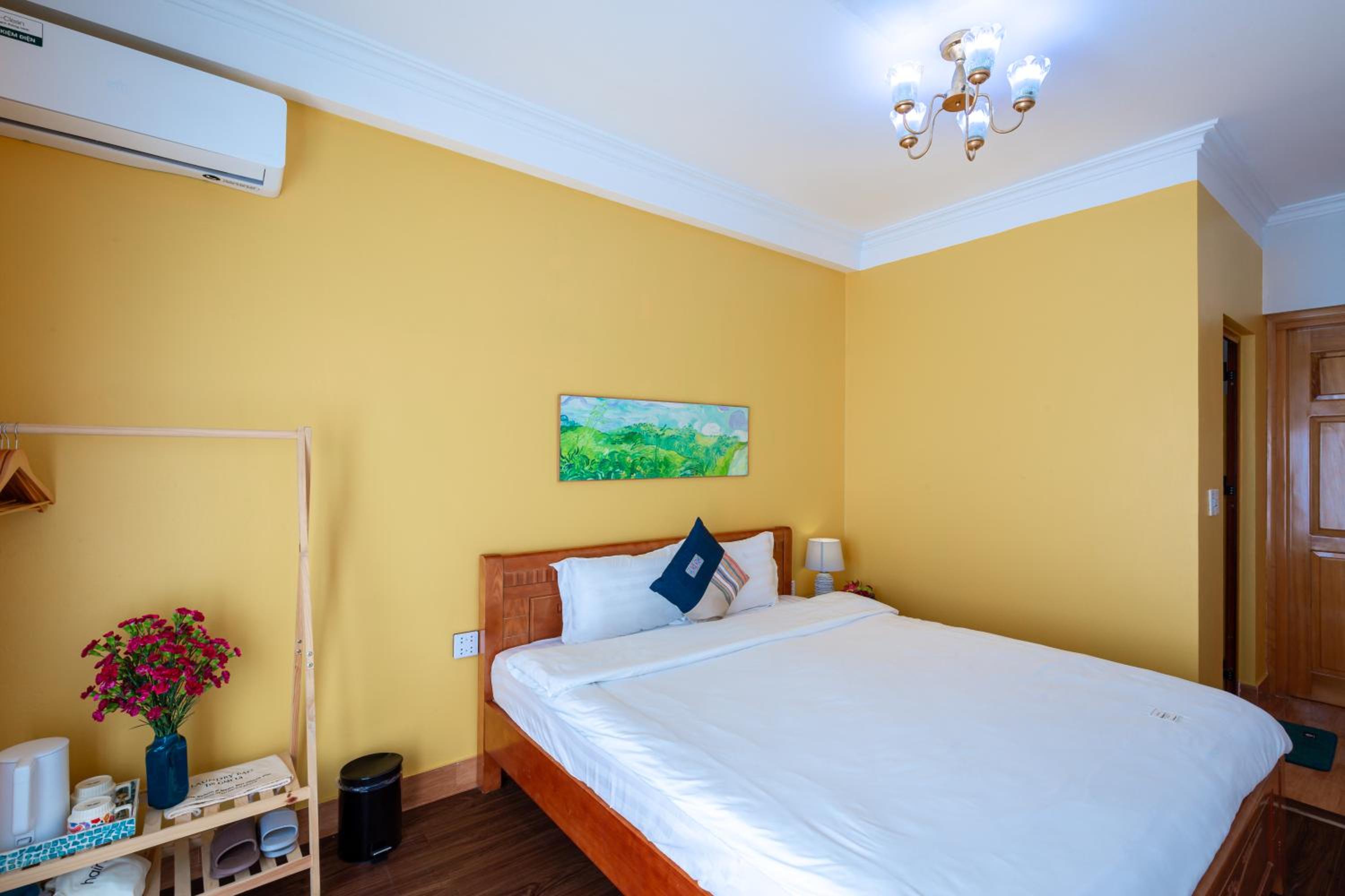 Double Room with Balcony - Photo 11