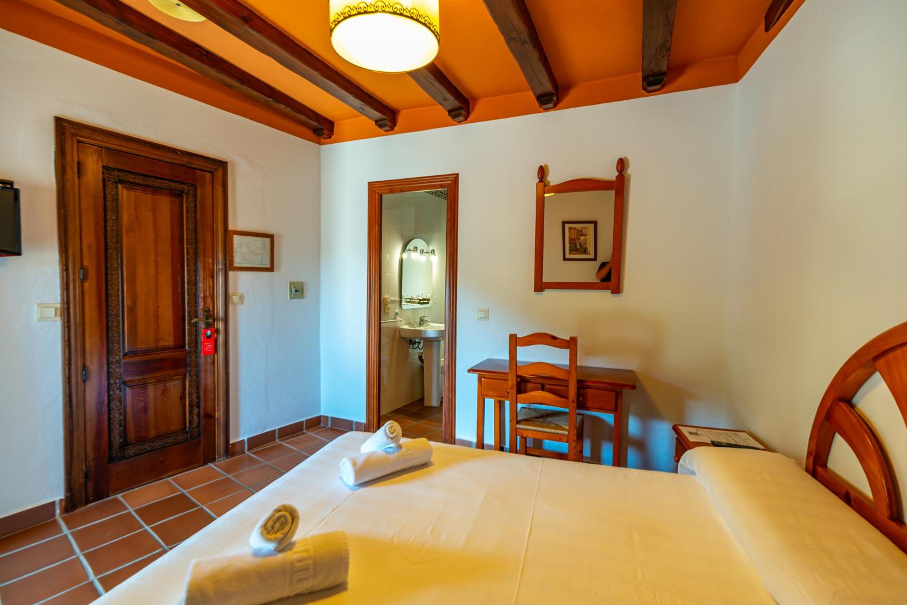 Double Room with Mountain View - Photo 3