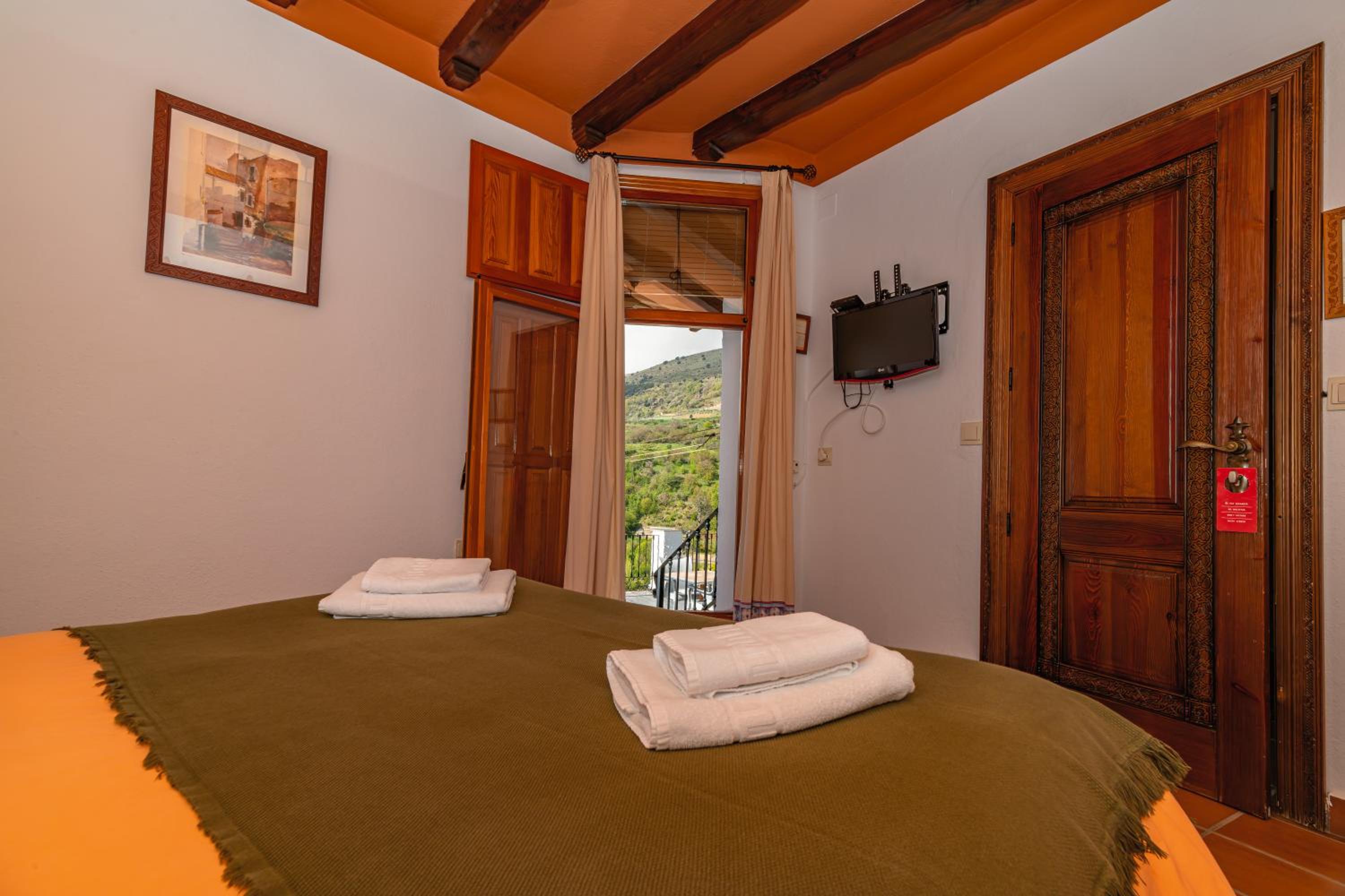 Double Room with Mountain View - Photo 6