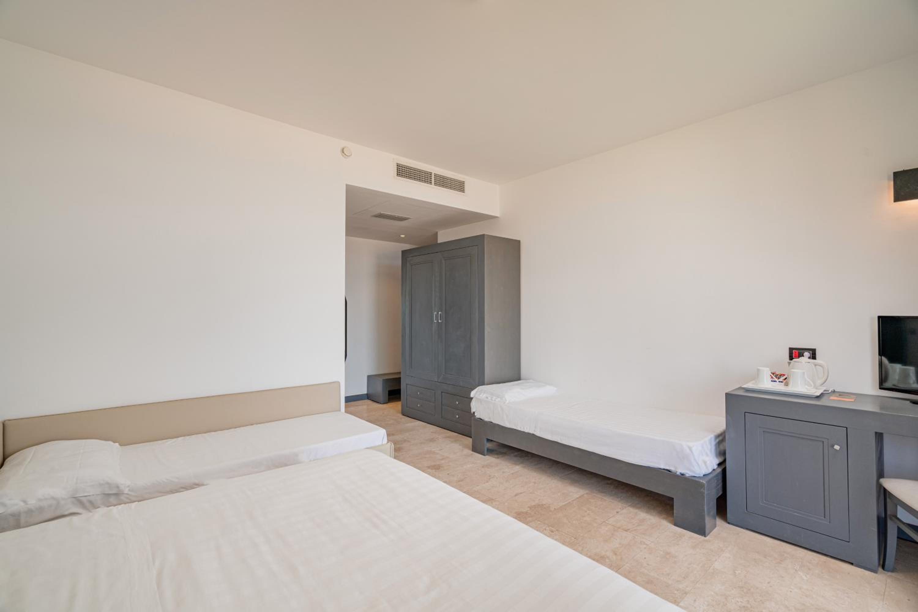 Family Room (2 Adults + 2 Children)