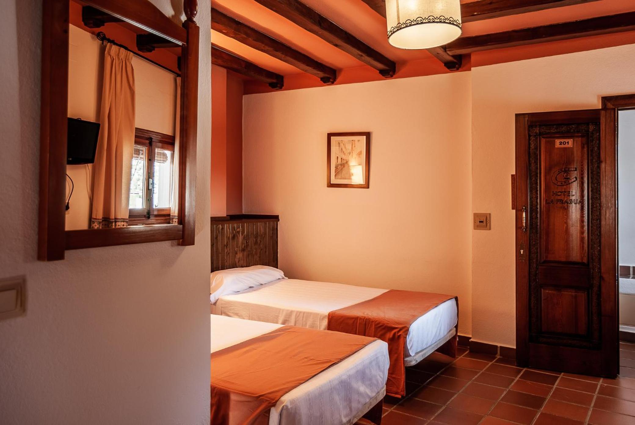 Twin Room with Mountain View - Photo 3
