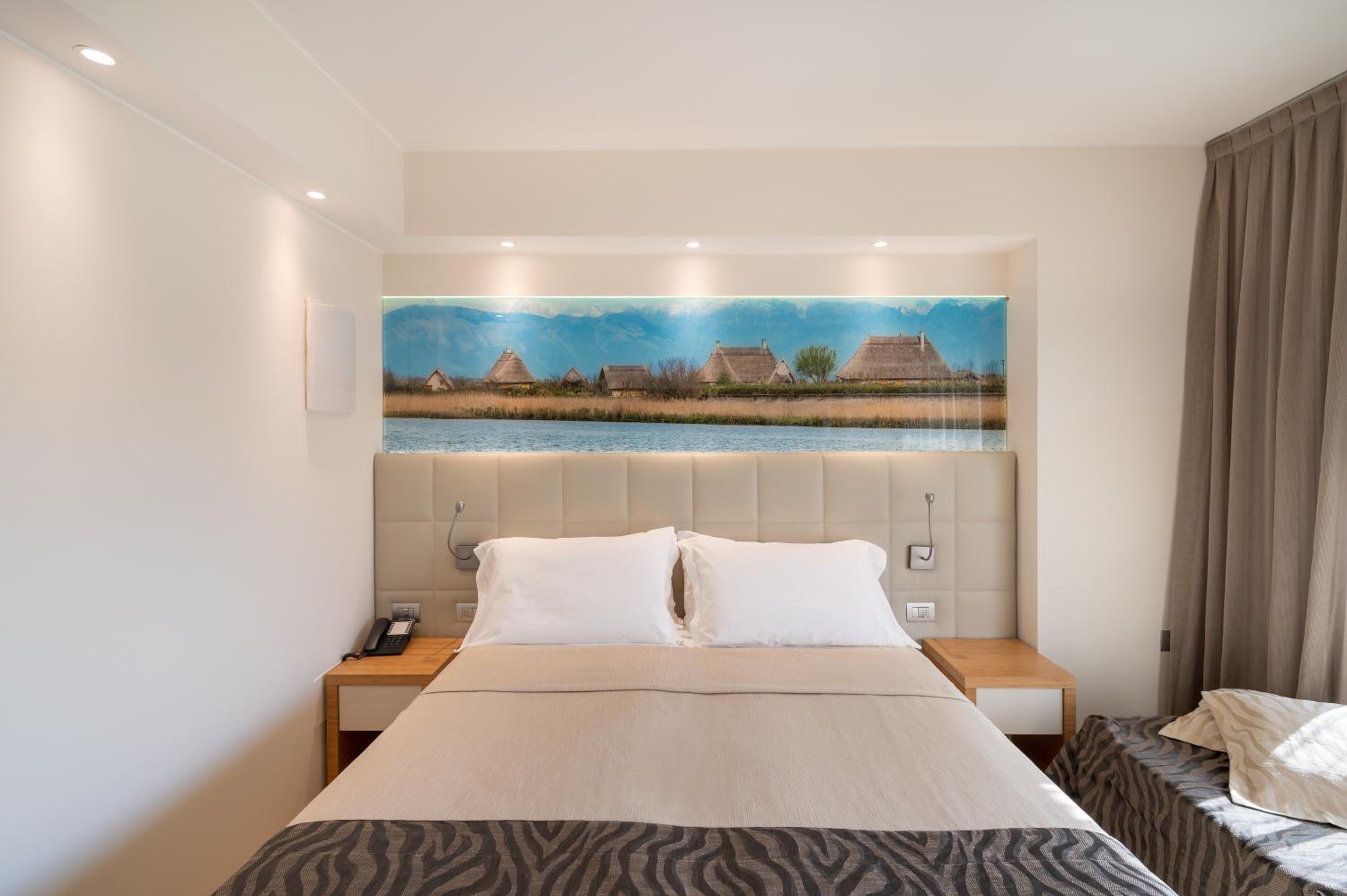 Standard Room with Balcony - Photo 16