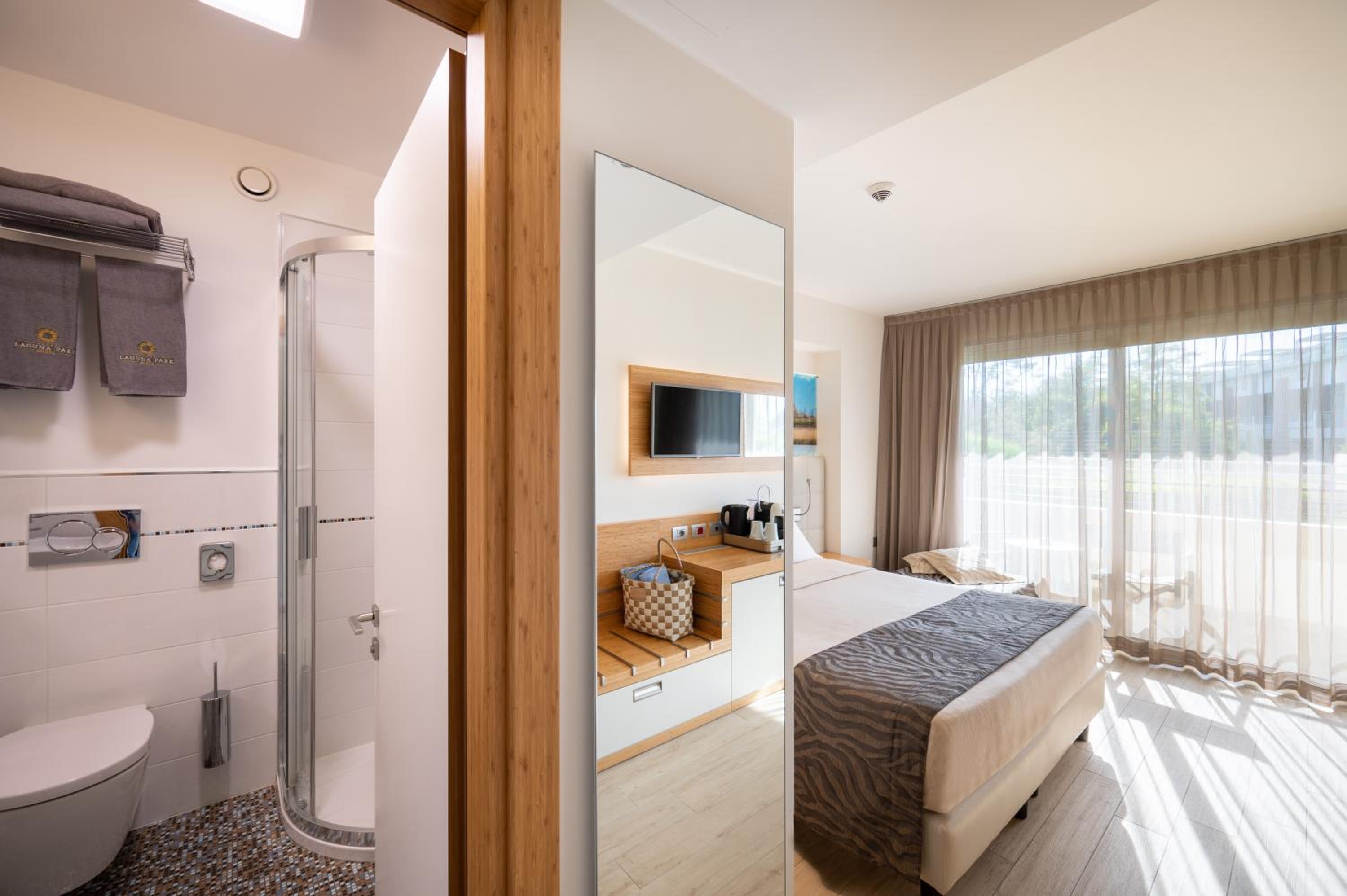 Standard Room with Balcony - Photo 15