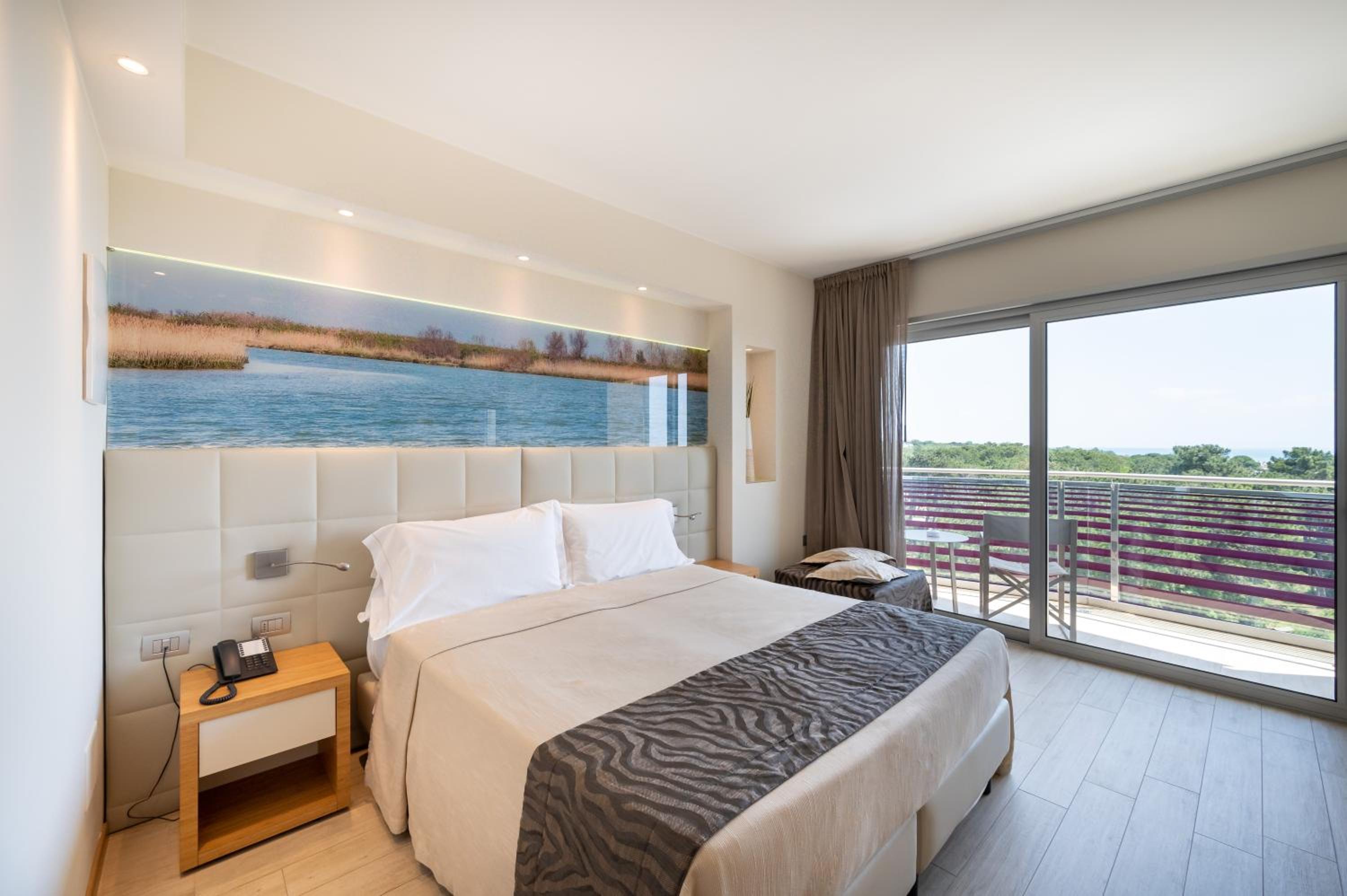 Standard Room with Balcony - Photo 14
