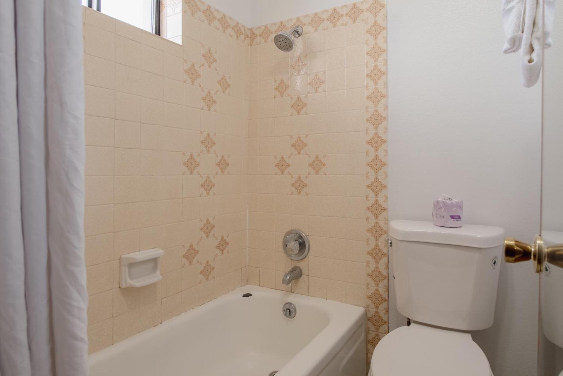 King Room - Non-Smoking - Photo 2