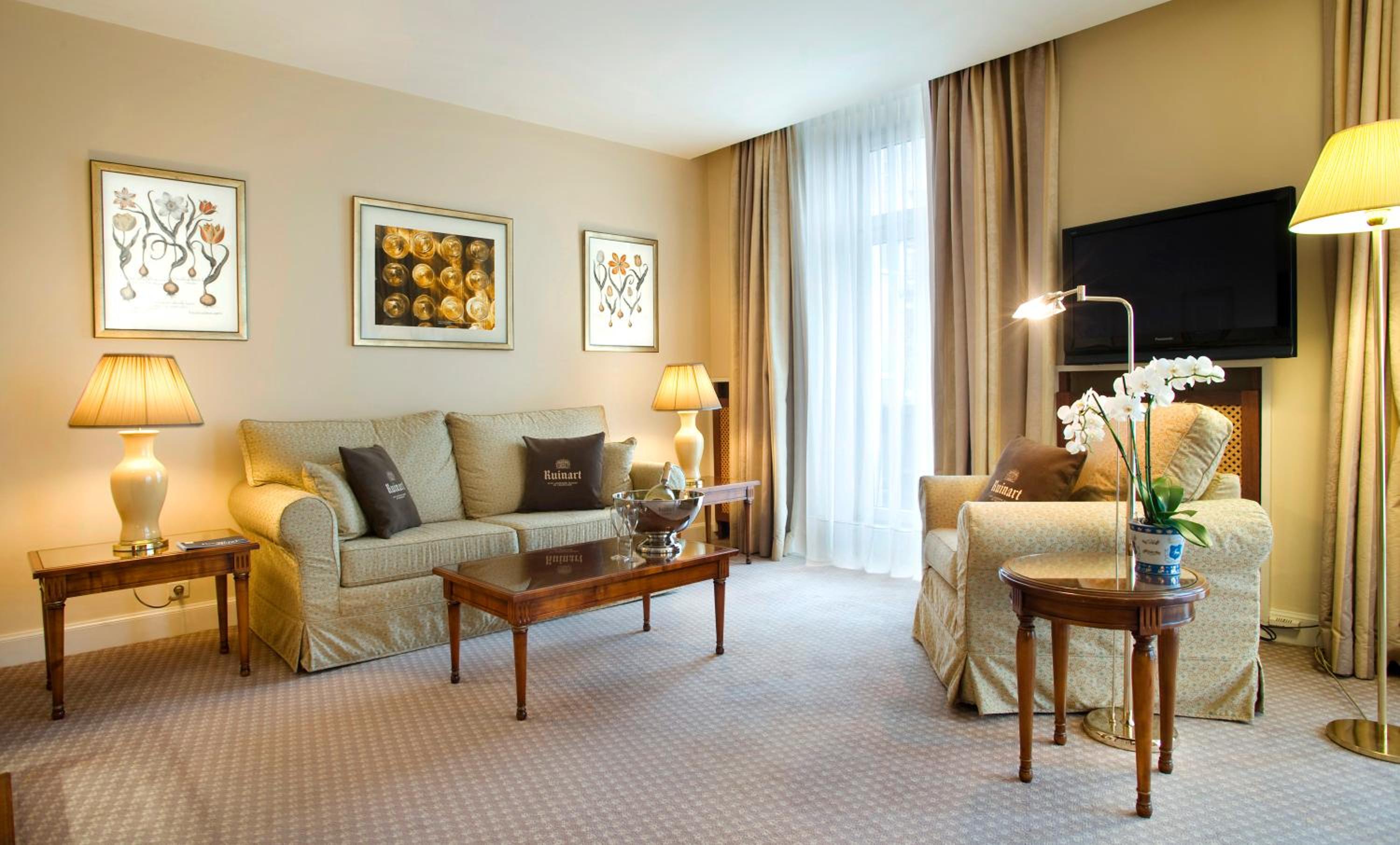 Deluxe Family Suite photo 3