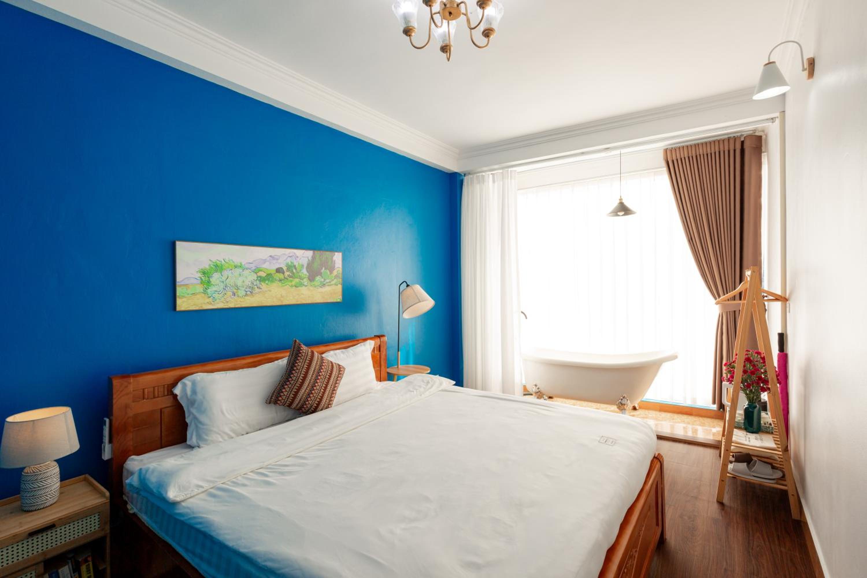Deluxe Double Room with Bath - Photo 4