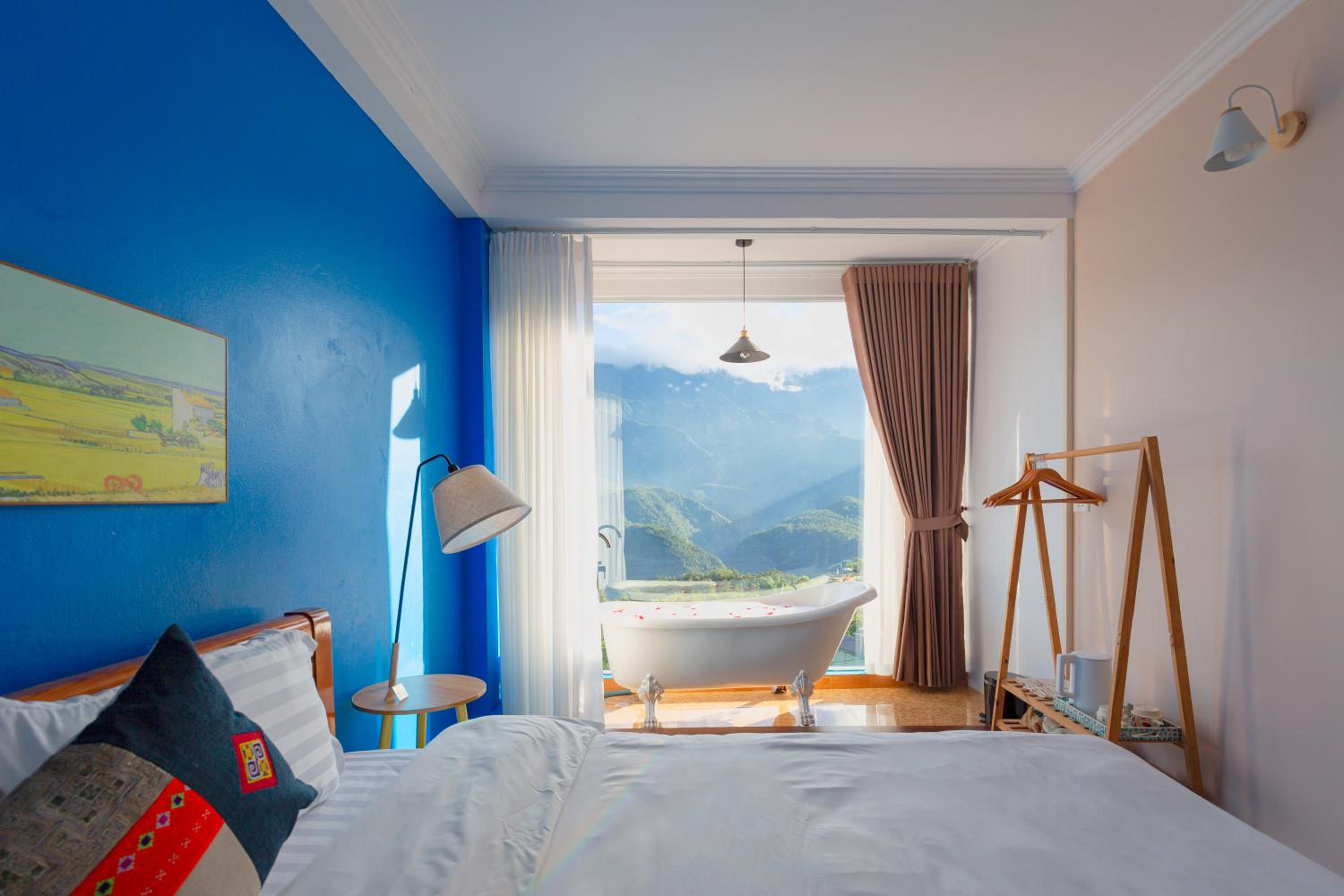 Deluxe Double Room with Bath - Photo 9