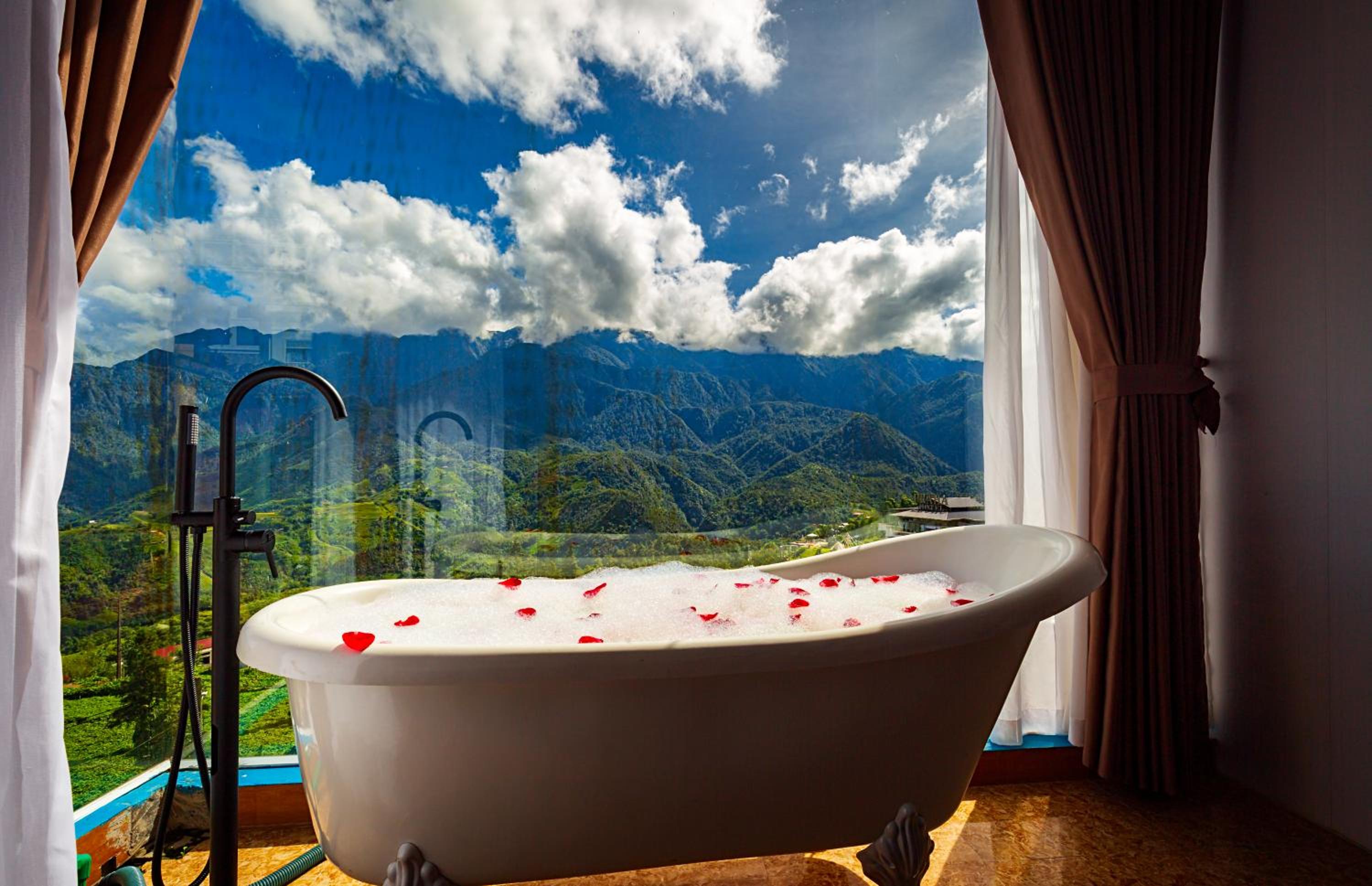 Deluxe Double Room with Bath - Photo 10