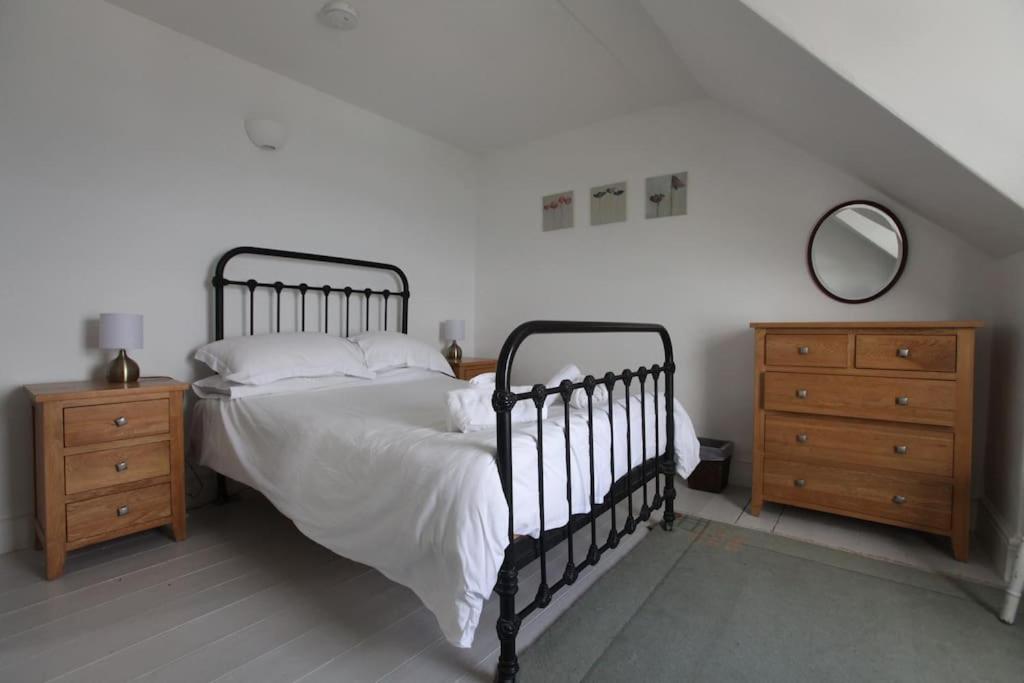 Five-Bedroom House photo 1