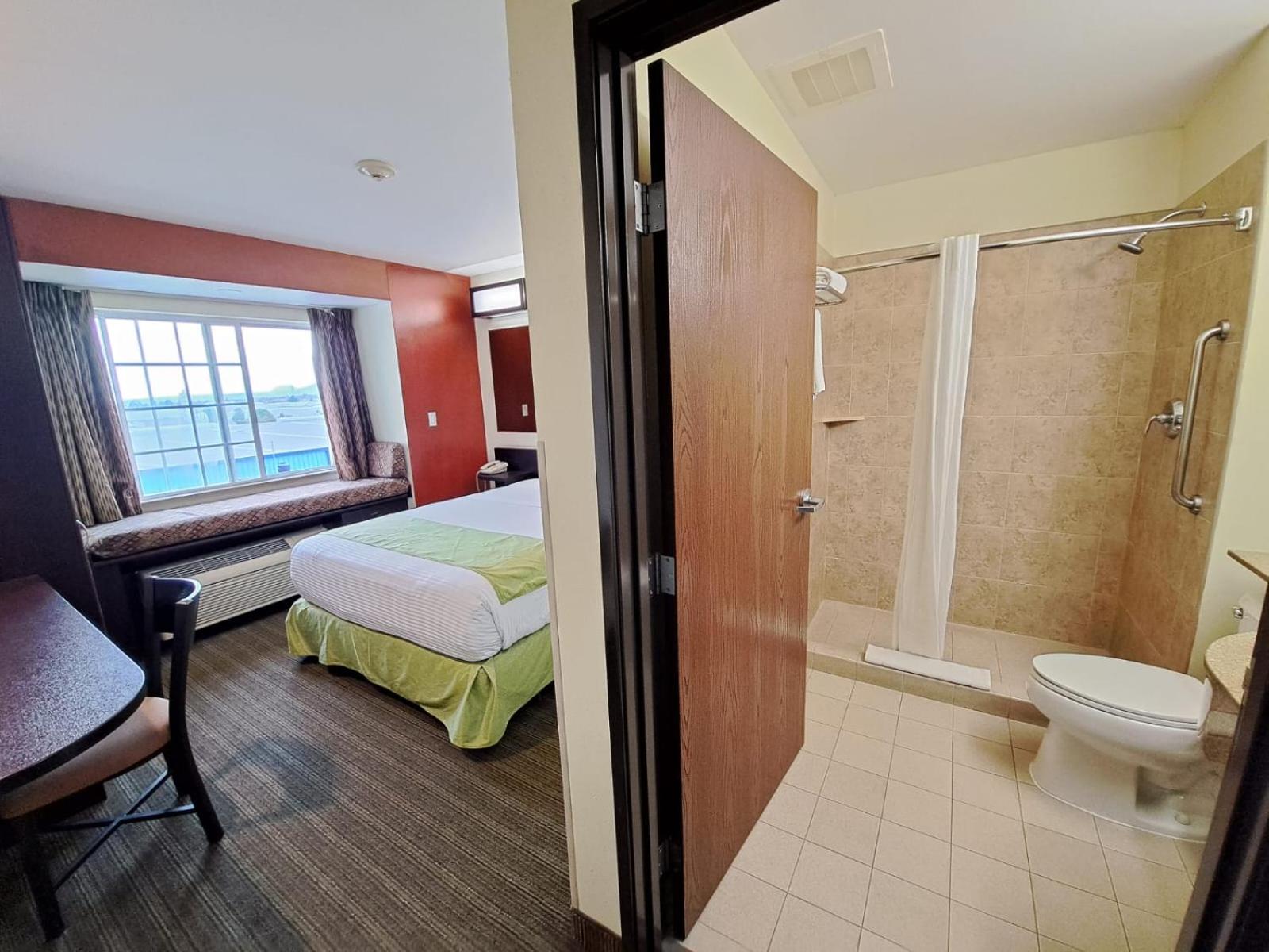 Queen Room - Non-Smoking - Photo 2