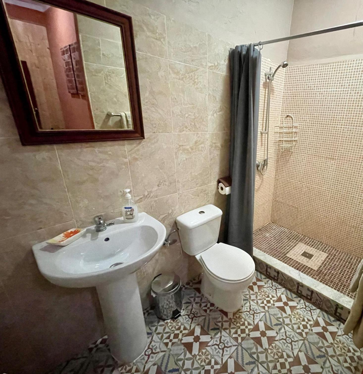 Double Room with Private Bathroom - Photo 2