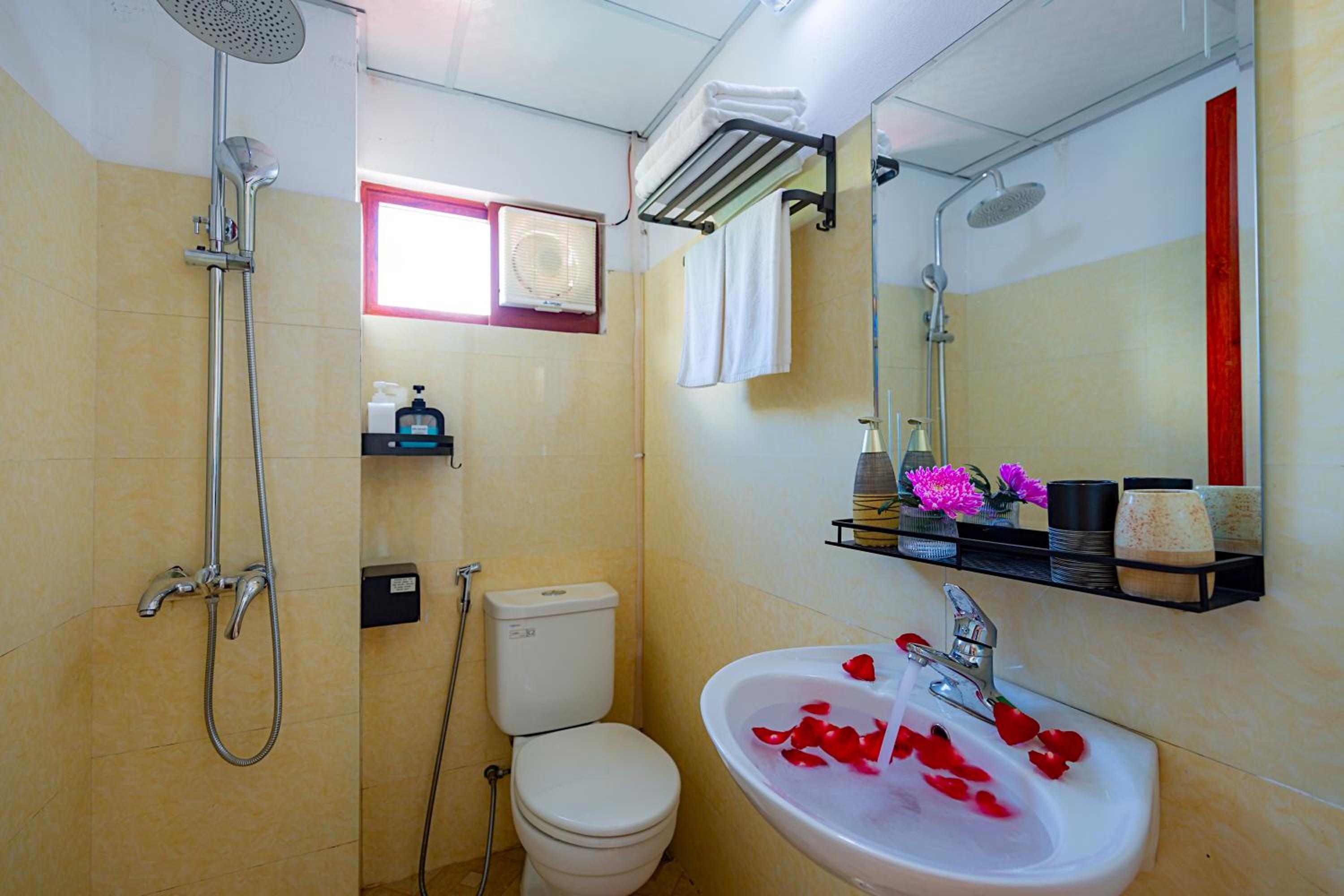 Double Room with Balcony - Photo 8